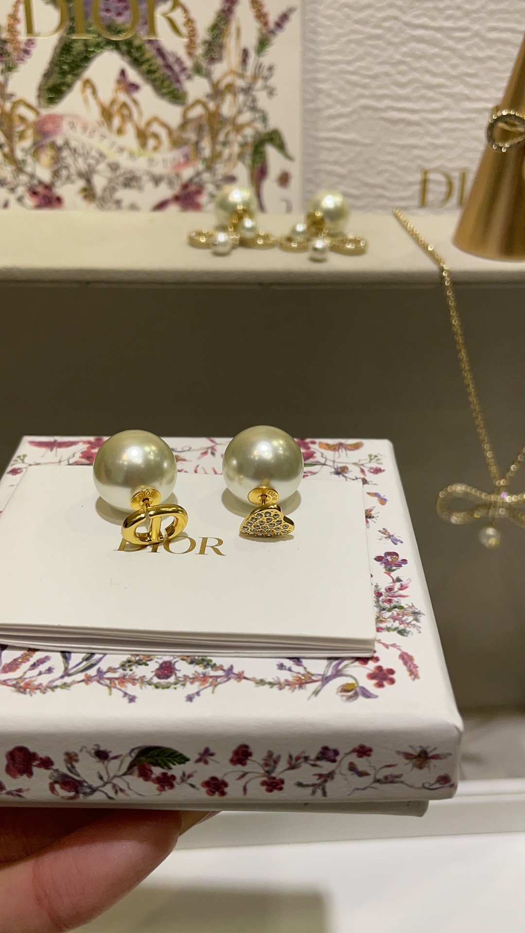 NO:631259,88180, today’s new product has two ways to wear it. 25 years new gold CD full diamond love pearl earrings. Smooth and round small CDx full diamond love heart. Simple and attractive. It can also be replaced with ordinary ear plugs. Small earrings can be worn alone. The size is very exquisite, compact, versatile for daily use, low-key and elegant. Customized z version. Brass material. Swarovski silver phantom diamond. Asymmetric design earrings with packaging box, earrings, Cardia high-end jewelry.1986090988180,今日新品两种戴法 25年新款金色CD满钻爱心珍珠耳钉 光面圆润小CDx满钻爱心 简单又耐看 还可以换成普通耳堵 单独佩戴小耳钉 尺寸很精致小巧日常百搭又低调贵气 z版定制 黄铜材质 施华洛银色魅影钻 不对称设计耳环带包装盒,,earrings,卡迪亚高端饰品,Jewelry