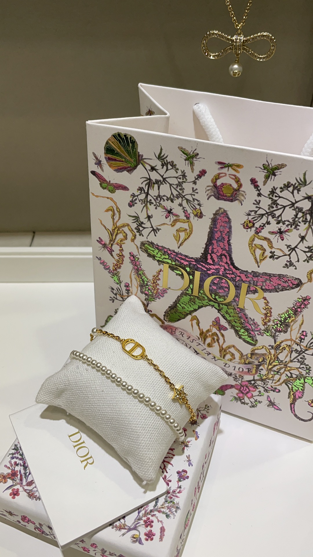 NO:635028,88180, today’s new product double layer bracelet 25 years new gold CD full diamond star pearl chain double layer bracelet Pearl1986090988180,今日新品双层手链 25年新款金色CD满钻星星珍珠链条双层手链 珍珠x金色链条双层设计自带叠戴效果 日常通勤约会佩戴 精致减龄又气质 z版定制 黄铜镀金 施华洛银色魅影钻,,bracelet,gold plating,卡迪亚高端饰品,Jewelry