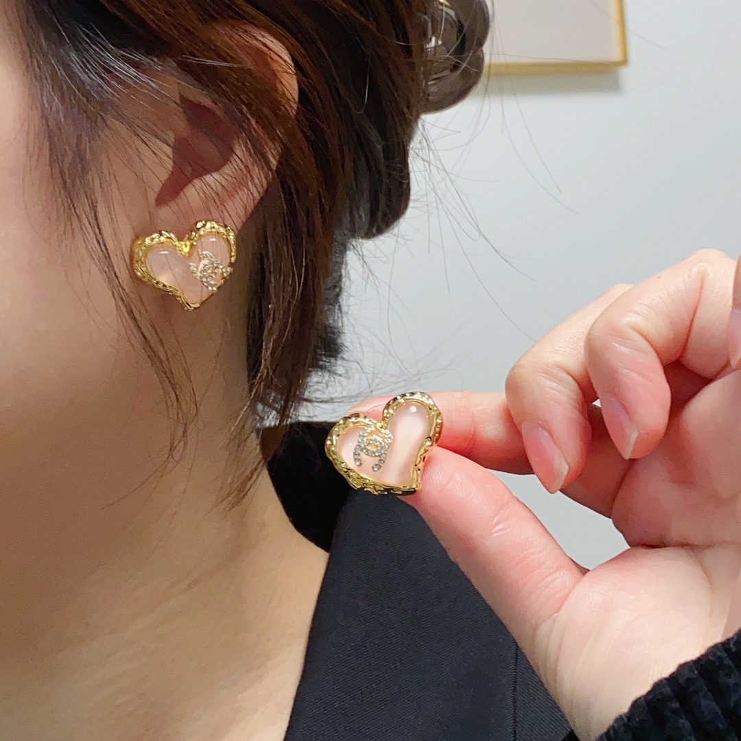 NO:112948,Chanel Chanel letter double C love light pink love color new diamond earrings. Beauty can never beat classics. Chanel in the golden age is the most classic.  It is also the most delicious woman, independent, elegant, charming, intellectual, retro, luxurious, not complicated, classic and versatile, simple but not simple!  925 silver needle earrings, jewelry quality, chanel, chanel, earrings, gold19860909Chanel香奈Chanel字母双C爱心淡粉色爱心彩色新款镶钻耳钉 美丽永远敌不过经典 黄金时期的香奈就是最经典．也是最有味道的 女人独立优雅魅力知性复古奢华不繁复 双C经典百搭 简约不简单！925银针耳环,饰品精品,chanel,chanel,earrings,gold,Jewelry