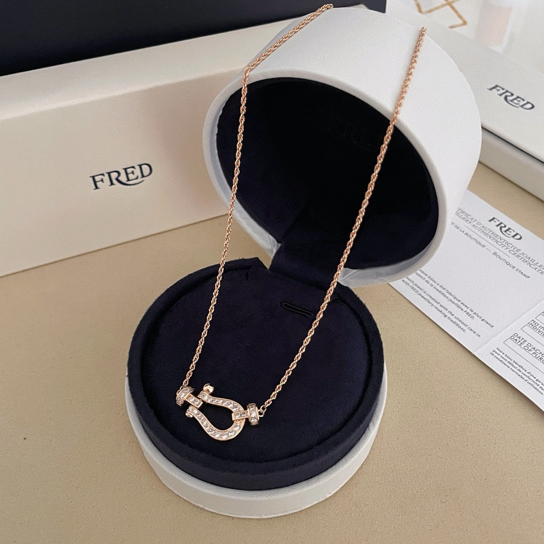 NO:110261,Purchase: Feredman Diamond Horseshoe Buckle Necklace, high-end customization, counter material, thickened electroplating 18k craftsmanship, with logo, very iconic, simple and elegant, and casual matching is very fashionable!  , jewelry boutique, necklace19860909批  费雷德满钻马蹄扣项链,高端定制,专柜材质,加厚电镀18k工艺,带logo,非常有标志性,简洁大方,随意搭配都很有时尚感！,饰品精品,necklace,Jewelry