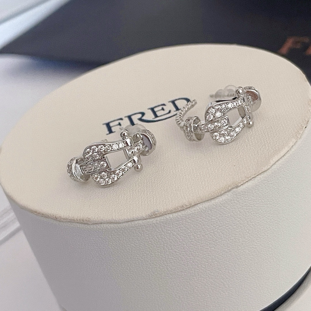 NO:110264,Popular Fered earrings, full-diamond horseshoe buckle, classic and versatile, internet celebrity expert, fashion family must-have items, 11 pairs of customization, thickened electroplating 18k craftsmanship., jewelry boutique, earrings19860909批火爆 费雷德耳环,满钻马蹄扣,经典百搭,网红达人 时尚一族备必单品时尚精致,11对版定制,加厚电镀18k工艺.,饰品精品,earrings,Jewelry