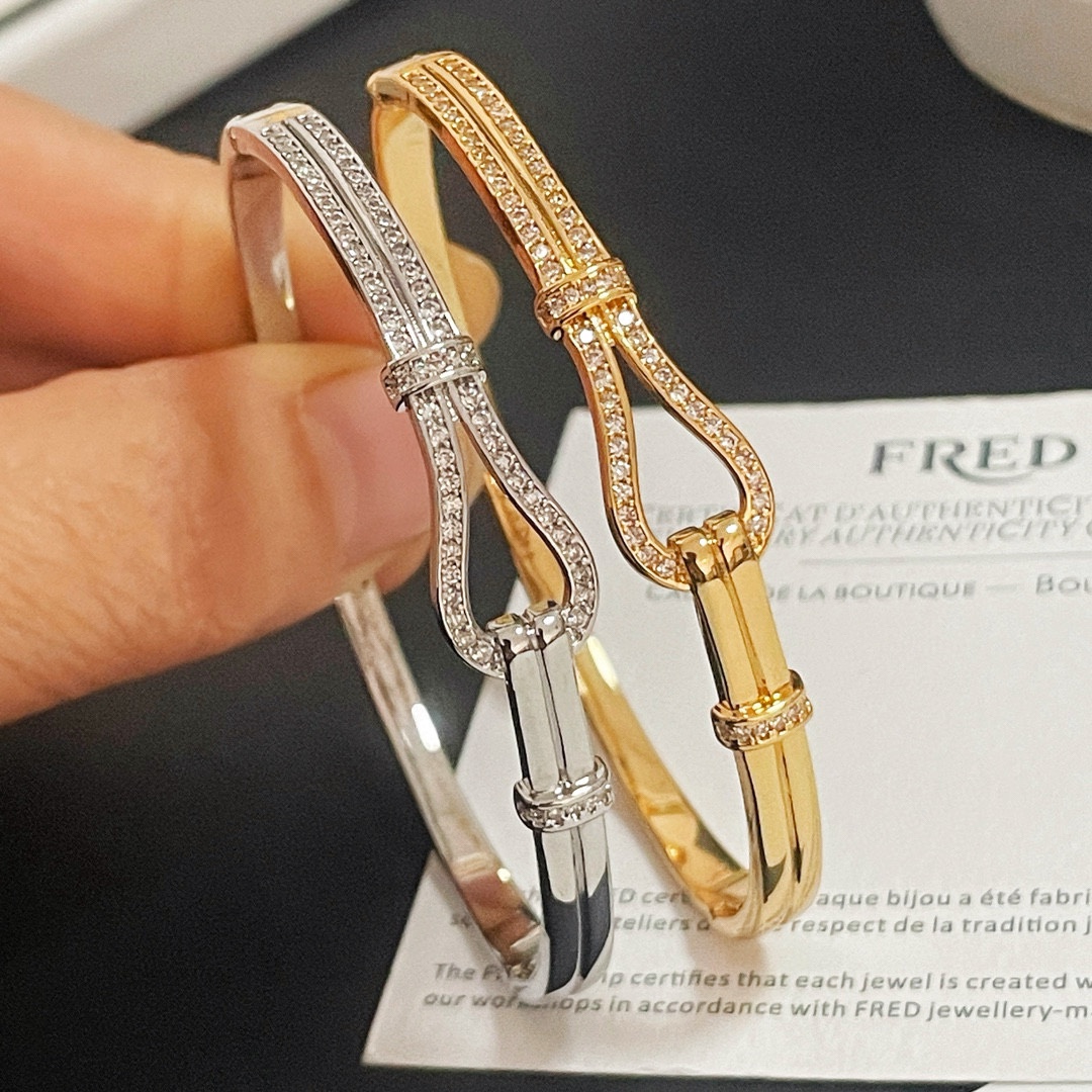 NO:110267,The popular Feredman Diamond Horseshoe Buckling Bracelet, classic and versatile, Internet celebrity expert, fashion must-have items for fashion, 11 pairs of customized versions, thickened electroplating 18k technology, very versatile!  !  Silver gold, jewelry boutique, bracelet19860909批 火爆 费雷德满钻马蹄扣手镯,经典百搭,网红达人 时尚一族备必单品时尚精致,11对版定制,加厚电镀18k工艺,上手效果非常百搭！！银色 金色,饰品精品,bracelet,Jewelry