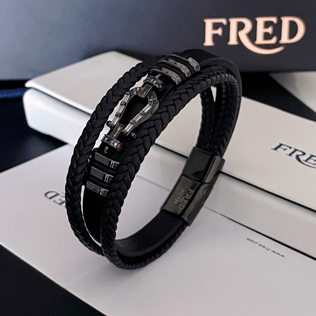 NO:110275,Purchase Fered # Black leather rope bracelet bracelet classic horseshoe buckle logo is made of genuine leather hand-woven and metal lock buckle, which is more textured and shows fashion taste. It can be held whether it is daily commuting and casual or business formal wear!  Logo engraving!  Magnetic buckle design makes wearing more convenient!  , jewelry quality19860909批 费雷德# 黑色皮绳手绳手环 经典马蹄扣标志 采用真皮手工编织和金属锁扣的搭配,更有质感,彰显时尚品味,无论日常通勤休闲或商务正装都可以hold得住！logo刻印！ 磁扣设计,让佩戴更方便！,饰品精品,Jewelry