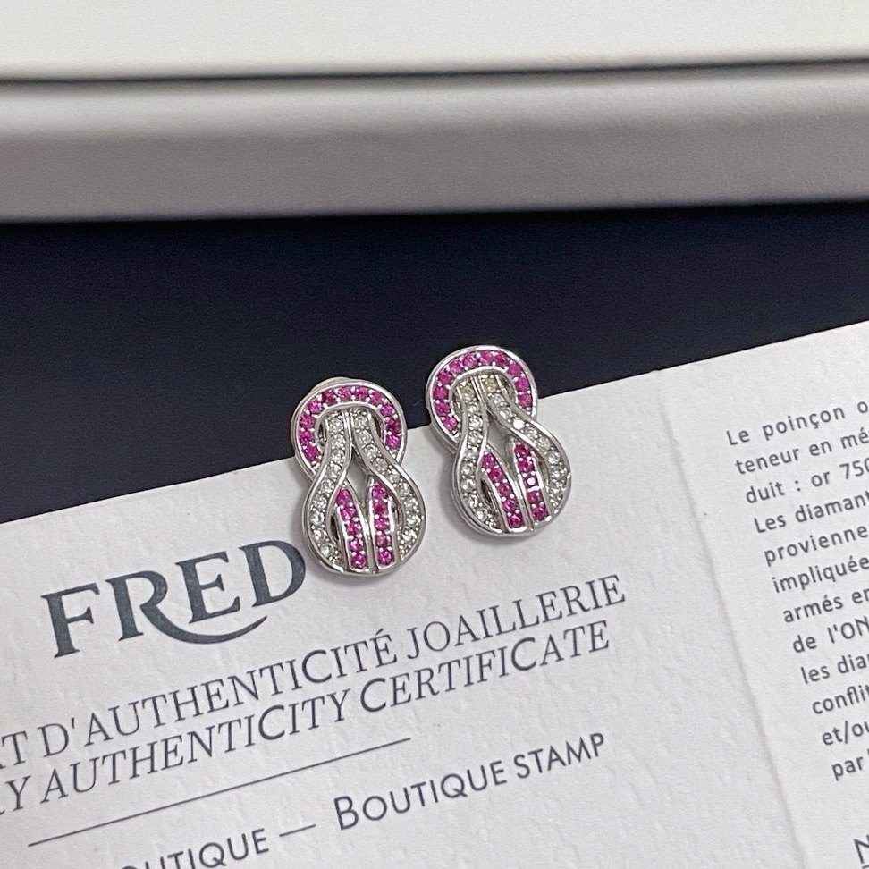 NO:110251,〔High version〕Ferred pink diamond 8-character buckle earrings, high-end customization, thickened electroplating technology, fashionable, exquisite, individual, simple and generous, every move shows elegant temperament and confident aura, pavé brightly cut diamonds, shining with luxurious beauty, bringing you infinite luck with the classic 8-character symbol., fine jewelry19860909批 〔高版本〕 费雷德粉钻8字扣耳钉,高端定制,加厚电镀工艺,时尚精致个性简洁大方,举手投足展示优雅气质和自信气场,密镶明亮式切割美钻,闪耀奢华之美,以经典的8字符号,给你带来无限好运.,饰品精品,Jewelry