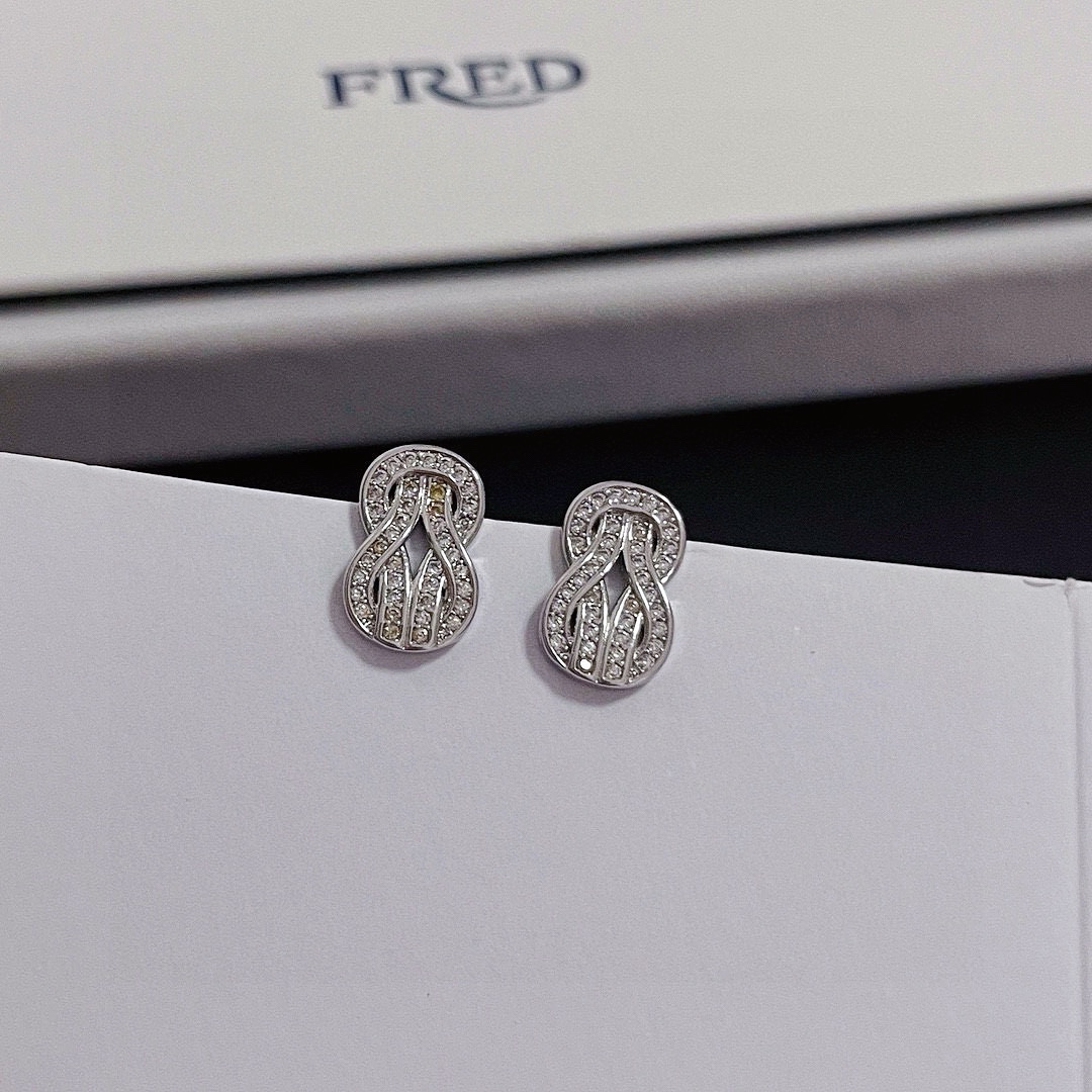 Fred 〔高版本〕 𝗙𝗥𝗘𝗗 费雷德满钻8字扣耳钉 高端定制 加厚电镀工艺 个性简洁大方