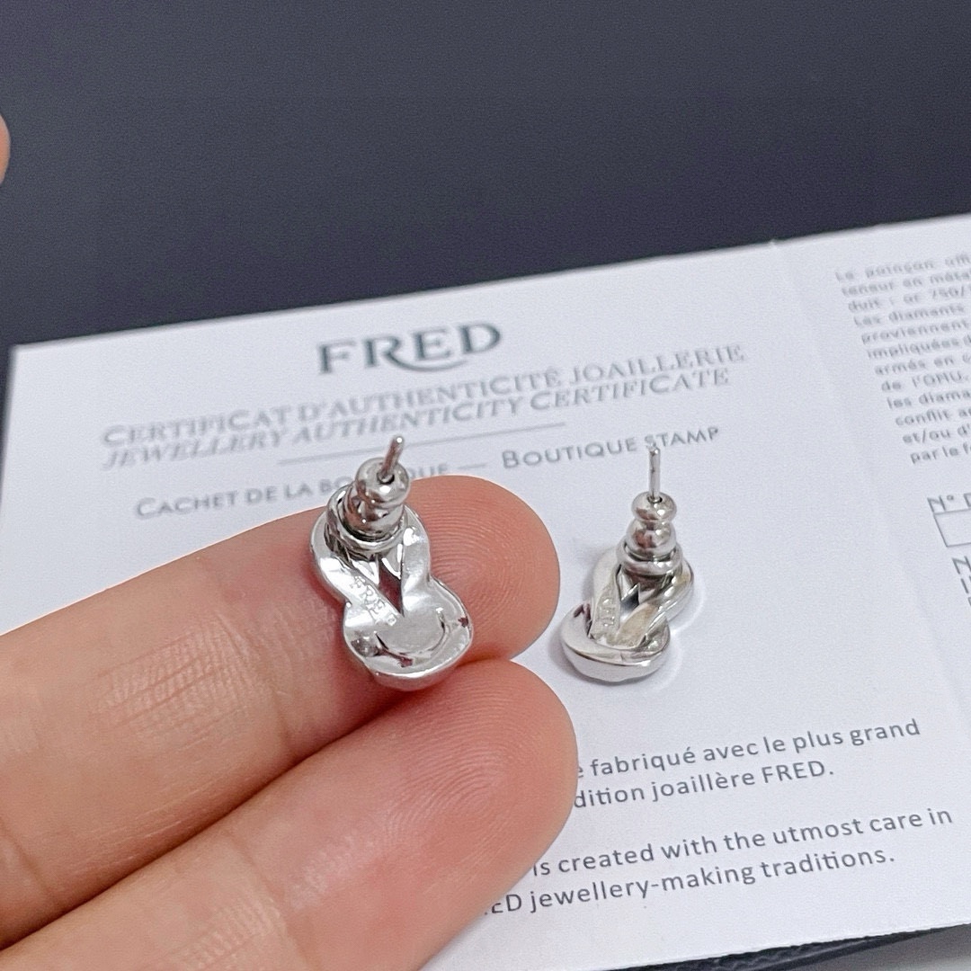 Fred 〔高版本〕 𝗙𝗥𝗘𝗗 费雷德满钻8字扣耳钉 高端定制 加厚电镀工艺 个性简洁大方