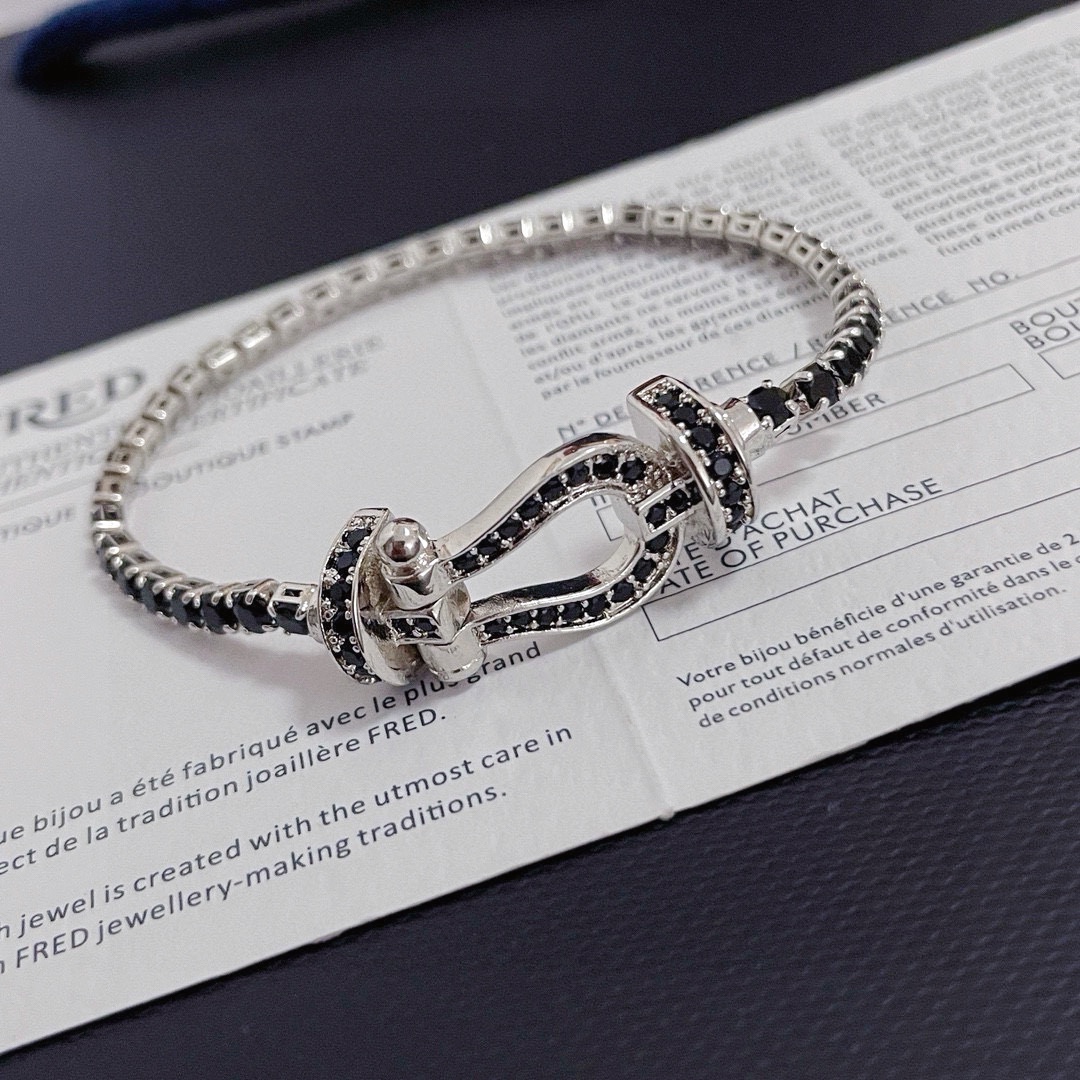 NO:110256,Ferred black diamond horseshoe buckle bracelet, seiko micro-insert, high-end customization, counter material, thickened electroplating technology, logo, high-end sense, full temperament, simple four-claw inlay classic and durable, suitable for all occasions, fine jewelry, bracelet19860909批  费雷德黑钻马蹄扣手链,精工微镶,高端定制,专柜材质,加厚电镀工艺,带logo,自带高级感,气质拉满,简约四爪镶经典耐看,适合各种场合.,饰品精品,bracelet,Jewelry