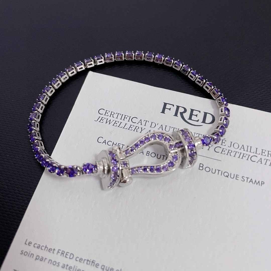 NO:110259,Ferredman Diamond Horseshoe Buckle Bracelet, Seiko Micro Inlay, High-end Customization, Counter Material, Thickened Electroplating Technology, Logo, Simple and exquisite, Full temperament, Simple four-claw inlay classic and durable, suitable for all occasions, super practicality, high jewelry quality, bracelet19860909批  费雷德满钻马蹄扣手链,精工微镶,高端定制,专柜材质,加厚电镀工艺,带logo,简单又精致,气质拉满,简约四爪镶经典耐看,适合各种场合,实用性超高,,饰品精品,bracelet,Jewelry