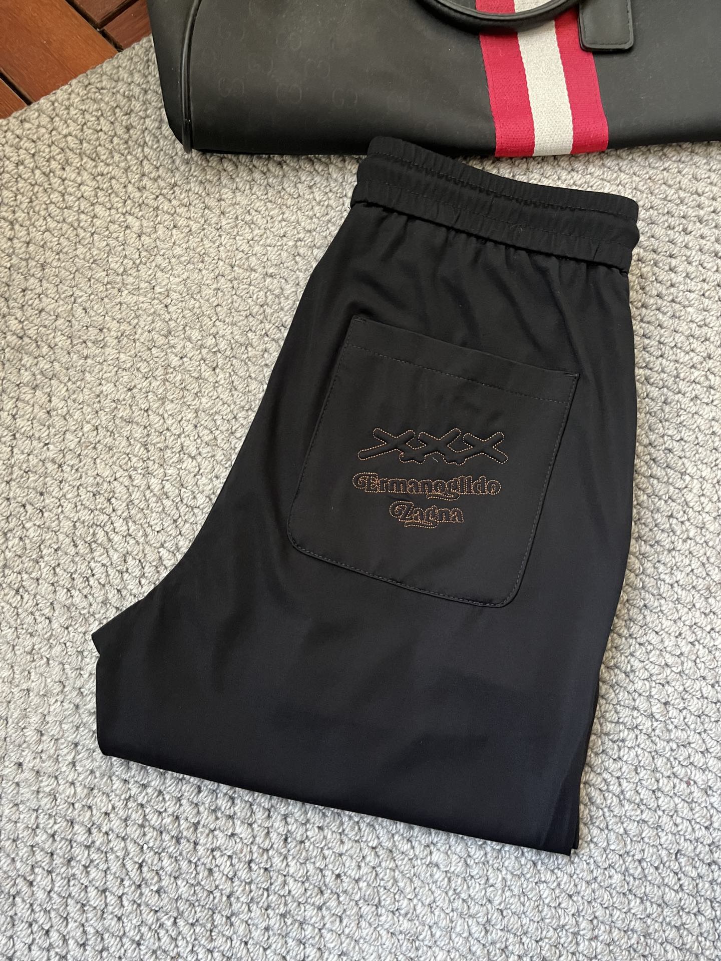 NO:135331,The 2025ss spring and summer counter has a hot casual pants. This season must be versatile styles. The upper body is extremely outstanding and super versatile. The original version is 1:1 replica. The latest fashion element design of the counter, imported fixed woven high-quality European cotton fabric, super good style, and a must-have for casual and fashionable!  Highly recommended model Size 29-38, zegna,alexander wang19860909杰尼亚2025ss春夏专柜同步爆款休闲裤,本季必入百搭款式,上身极为出挑,超级百搭款 ,原版1:1复刻 专柜最新时尚元素设计,进口定织高品质欧棉面料,版型超好,休闲时尚必备！强烈推荐款 尺码 29-38,,zegna,alexander wang,Men's clothing