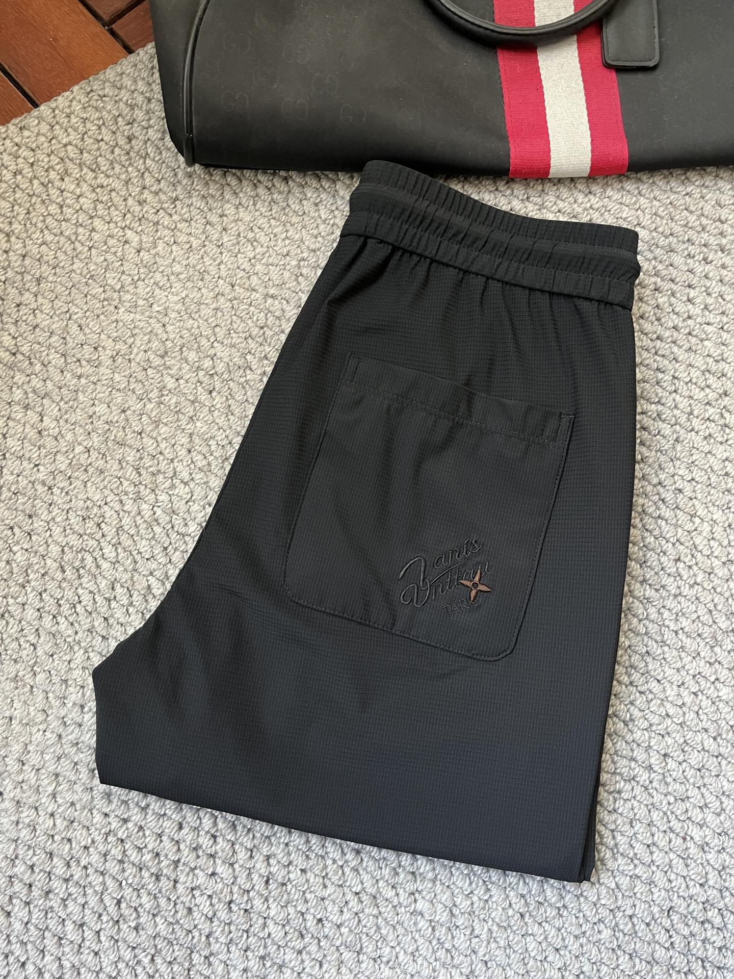 NO:135328,LV 2025ss Spring and Summer counters have a hot casual pants. This season must be versatile styles. The upper body is extremely outstanding and super versatile. The original version is 1:1 replica. The latest fashion element design of the counter, imported fixed woven high-quality European cotton fabric, super good style, and a must-have for casual and fashionable!  Highly recommended model Size 29-38,,louis vuitton,alexander wang19860909LV 2025ss春夏专柜同步爆款休闲裤,本季必入百搭款式,上身极为出挑,超级百搭款 ,原版1:1复刻 专柜最新时尚元素设计,进口定织高品质欧棉面料,版型超好,休闲时尚必备！强烈推荐款 尺码 29-38,,louis vuitton,alexander wang,Men's clothing