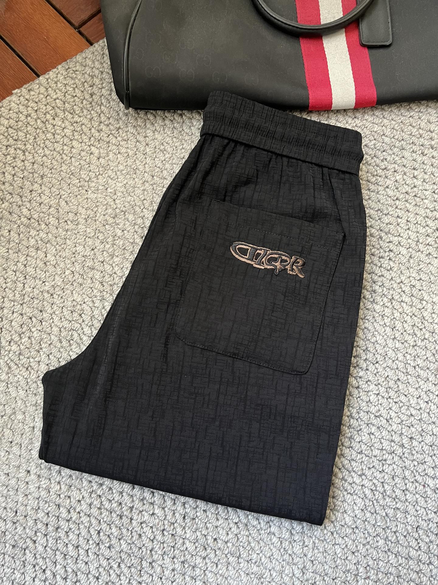 NO:135325,Dr 2025ss Spring and Summer counter synchronized hot casual pants, this season must be versatile styles, the upper body is extremely outstanding, super versatile style, original 1:1 replica of the counter latest fashion element design, imported fixed woven high-quality European cotton fabric, super good style, casual and fashionable essentials!  Highly recommended model Size 29-38,,alexander wang19860909dr 2025ss春夏专柜同步爆款休闲裤,本季必入百搭款式,上身极为出挑,超级百搭款 ,原版1:1复刻 专柜最新时尚元素设计,进口定织高品质欧棉面料,版型超好,休闲时尚必备！强烈推荐款 尺码 29-38,,alexander wang,Men's clothing