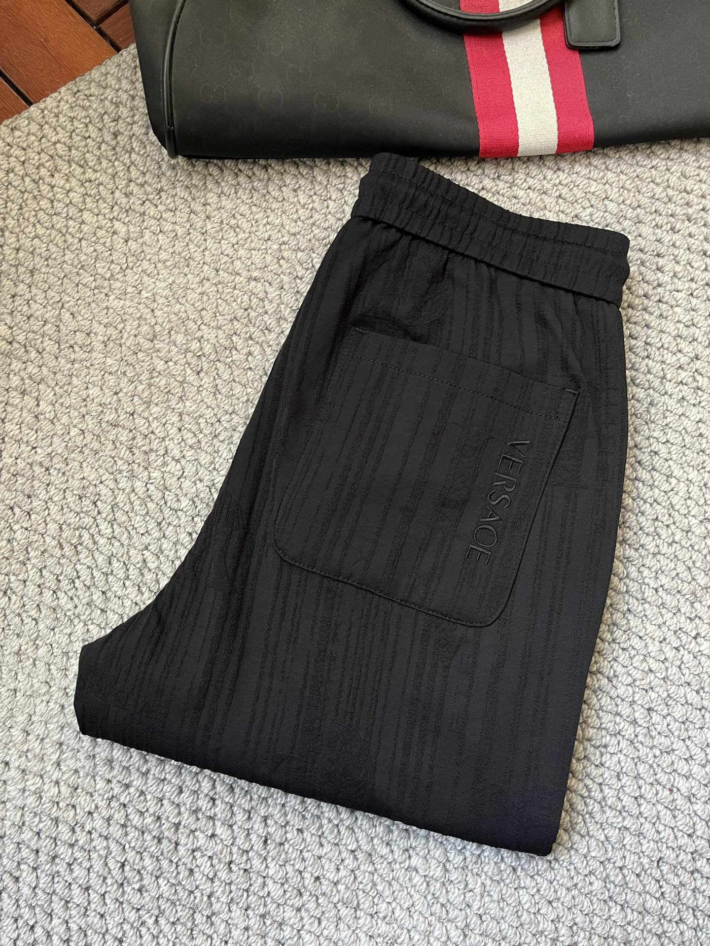 NO:135334,Versace's 2025ss spring and summer counters have a hot casual pants. This season's versatile style is extremely outstanding, super versatile style, original 1:1 replica of the counter's latest fashion element design, imported fixed woven high-quality European cotton fabric, super good style, casual and fashionable essentials!  Highly recommended model Size 29-38, versace,alexander wang19860909范思哲 2025ss春夏专柜同步爆款休闲裤,本季必入百搭款式,上身极为出挑,超级百搭款 ,原版1:1复刻 专柜最新时尚元素设计,进口定织高品质欧棉面料,版型超好,休闲时尚必备！强烈推荐款 尺码 29-38,,versace,alexander wang,Men's clothing