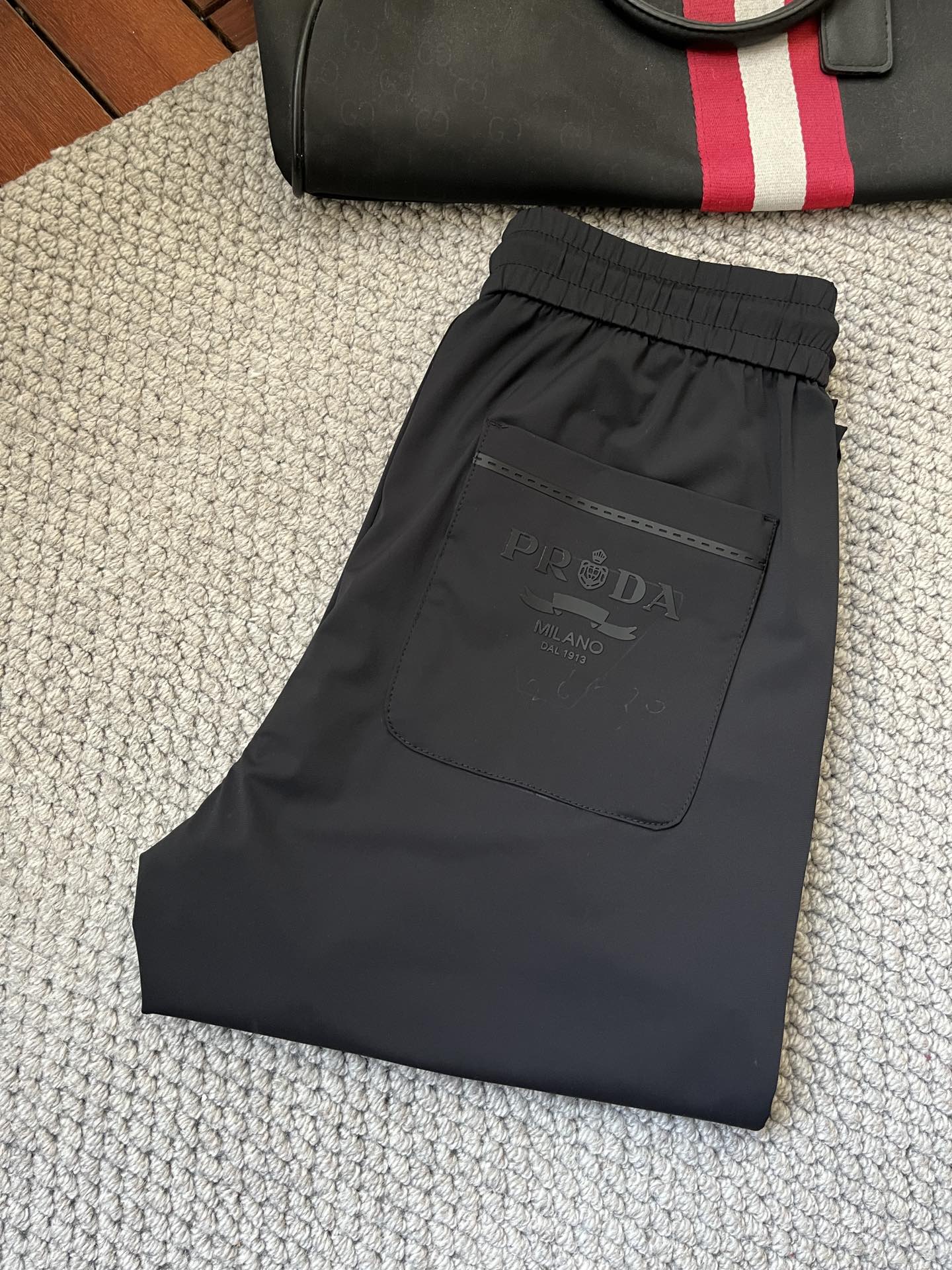 NO:135337,Prada 2025ss Spring and Summer Counter has a hot casual pants. This season must be versatile styles. The upper body is extremely outstanding and super versatile. The original version is 1:1 replica. The latest fashion element design of the counter, imported fixed woven high-quality European cotton fabric, the style is super good, and the casual and fashionable must be available!  Highly recommended model Size 29-38,,prada,alexander wang19860909普拉达2025ss春夏专柜同步爆款休闲裤,本季必入百搭款式,上身极为出挑,超级百搭款 ,原版1:1复刻 专柜最新时尚元素设计,进口定织高品质欧棉面料,版型超好,休闲时尚必备！强烈推荐款 尺码 29-38,,prada,alexander wang,Men's clothing