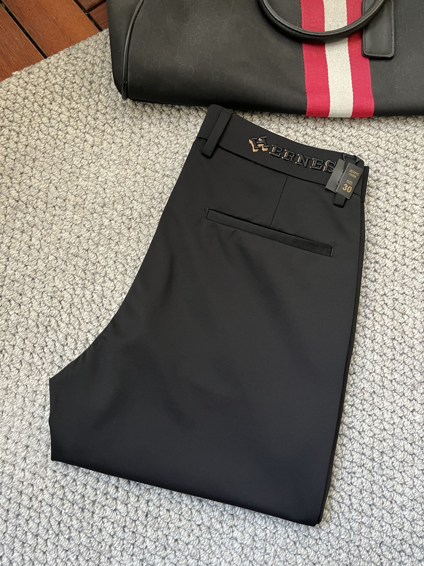 NO:135315,Burberry's 2025ss Spring and Summer counter has a hot casual pants. This season must be versatile styles. The upper body is extremely outstanding and super versatile. The original version is 1:1 replica. The latest fashion element design of the counter, imported fixed woven high-quality European cotton fabric, super good style, casual and fashionable must-have!  Highly recommended model Size 29-38, Burberry, alexander wang19860909巴宝莉 2025ss春夏专柜同步爆款休闲裤,本季必入百搭款式,上身极为出挑,超级百搭款 ,原版1:1复刻 专柜最新时尚元素设计,进口定织高品质欧棉面料,版型超好,休闲时尚必备！强烈推荐款 尺码 29-38,,burberry,alexander wang,Men's clothing