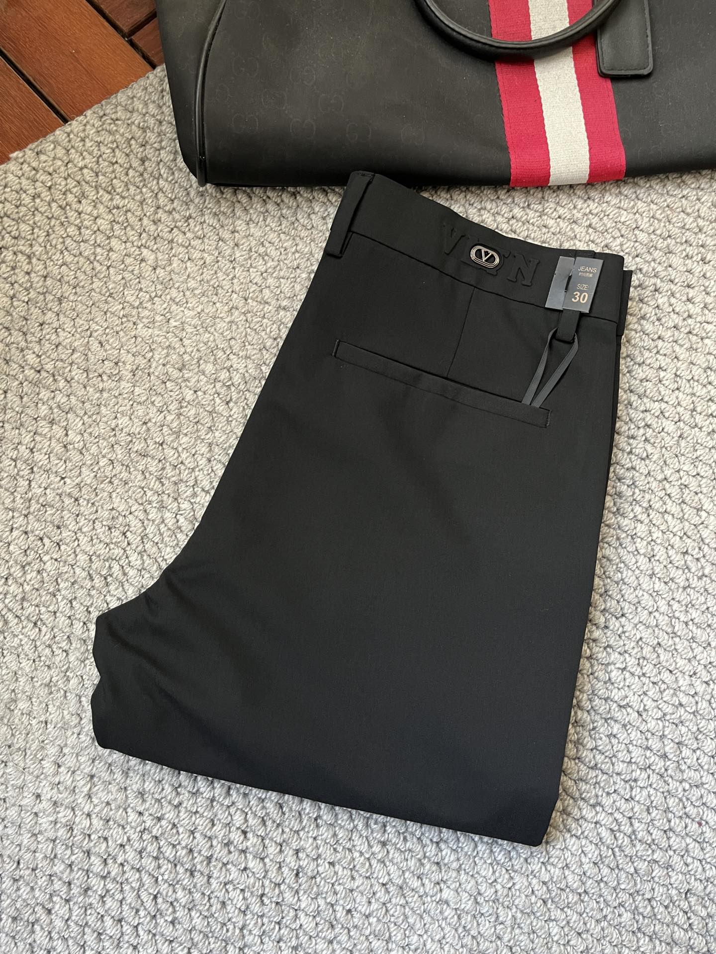 NO:135318,Valentino 2025ss Spring and Summer Counter hot-selling pants are synchronized with hot-selling pants. This season must be versatile styles. The upper body is extremely outstanding and super versatile. The original version is 1:1 replica. The latest fashion element design of the counter, imported fixed woven high-quality European cotton fabric, super good style, and a must-have for casual and fashionable!  Highly recommended model Size 29-38, valentino,alexander wang19860909华伦天奴 2025ss春夏专柜同步爆款休闲裤,本季必入百搭款式,上身极为出挑,超级百搭款 ,原版1:1复刻 专柜最新时尚元素设计,进口定织高品质欧棉面料,版型超好,休闲时尚必备！强烈推荐款 尺码 29-38,,valentino,alexander wang,Men's clothing