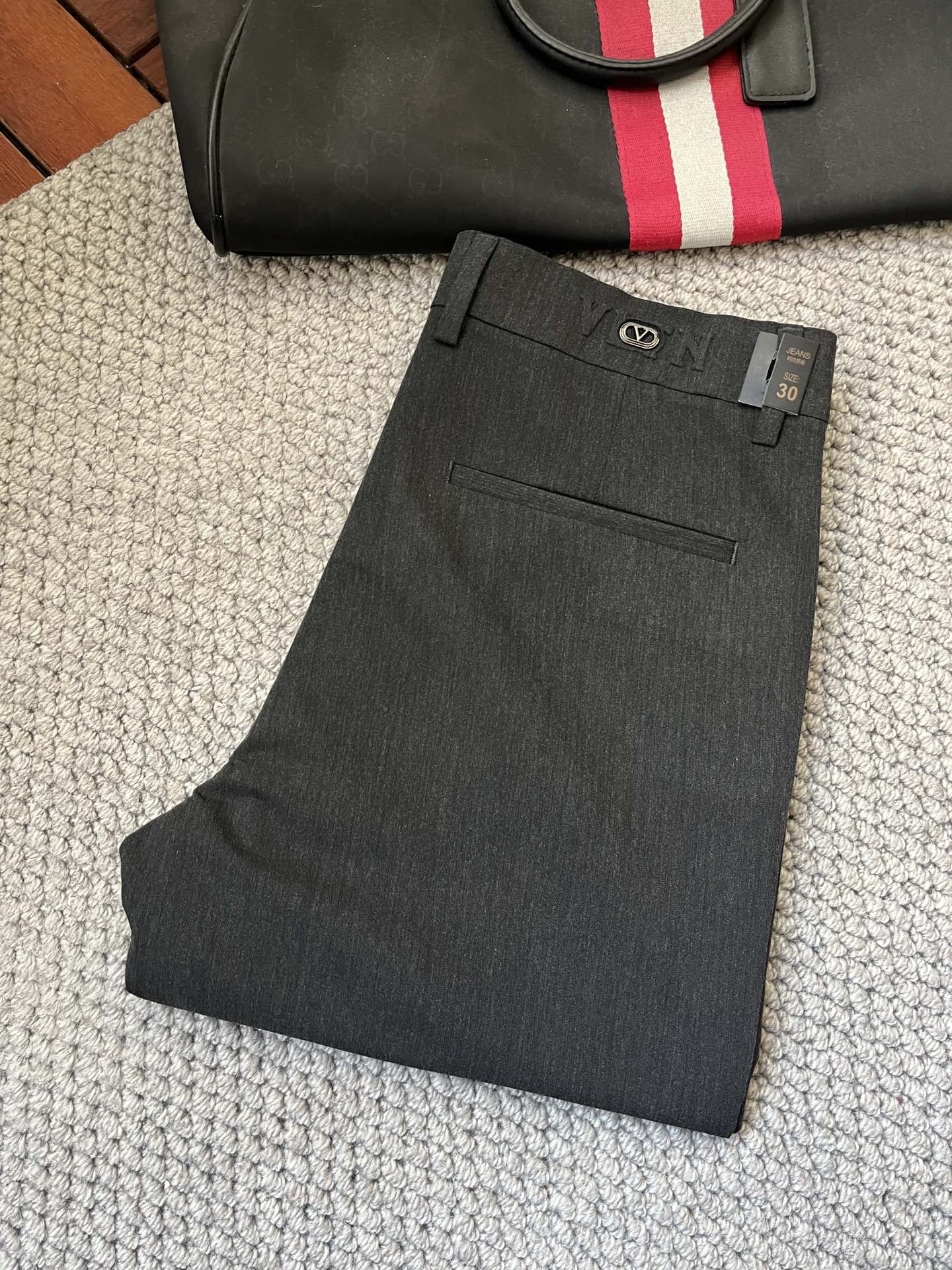 NO:135321,Valentino 2025ss Spring and Summer Counter hot-selling pants are synchronized with hot-selling pants. This season must be versatile styles. The upper body is extremely outstanding and super versatile. The original version is 1:1 replica. The latest fashion element design of the counter, imported fixed woven high-quality European cotton fabric, super good style, and a must-have for casual and fashionable!  Highly recommended model Size 29-38, valentino,alexander wang19860909华伦天奴2025ss春夏专柜同步爆款休闲裤,本季必入百搭款式,上身极为出挑,超级百搭款 ,原版1:1复刻 专柜最新时尚元素设计,进口定织高品质欧棉面料,版型超好,休闲时尚必备！强烈推荐款 尺码 29-38,,valentino,alexander wang,Men's clothing