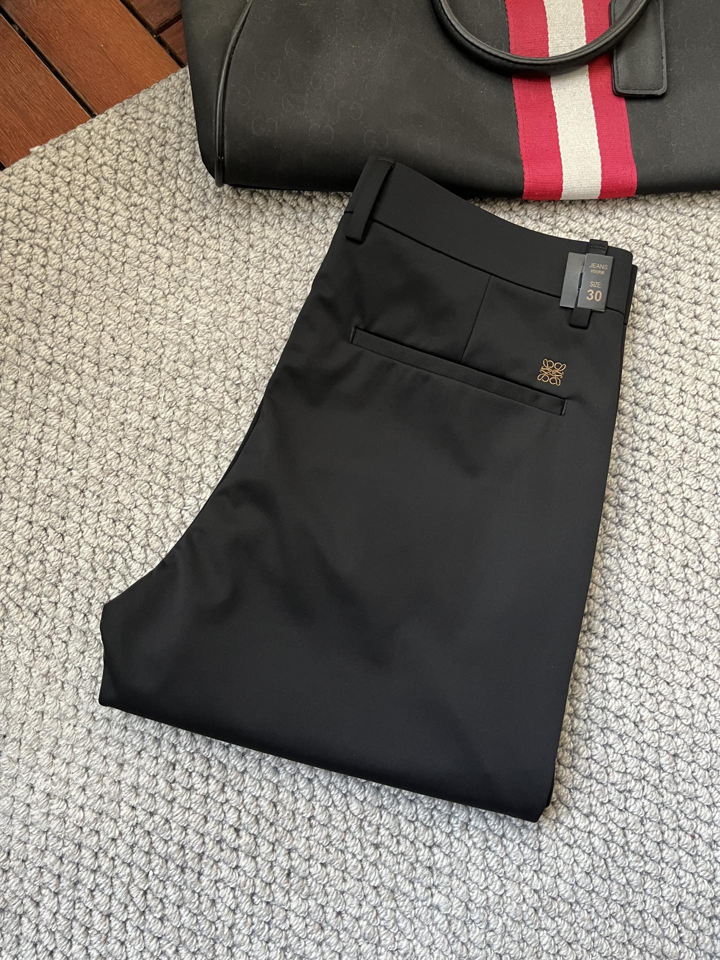 NO:135324,Luo Yiwei's 2025ss Spring and Summer counter has a hot casual pants. This season must be versatile styles. The upper body is extremely outstanding and super versatile. The original version is 1:1 replica. The latest fashion element design of the counter, imported fixed woven high-quality European cotton fabric, super good style, casual and fashionable must-have!  Highly recommended model Size 29-38,,loewe,alexander wang19860909罗意威2025ss春夏专柜同步爆款休闲裤,本季必入百搭款式,上身极为出挑,超级百搭款 ,原版1:1复刻 专柜最新时尚元素设计,进口定织高品质欧棉面料,版型超好,休闲时尚必备！强烈推荐款 尺码 29-38,,loewe,alexander wang,Men's clothing