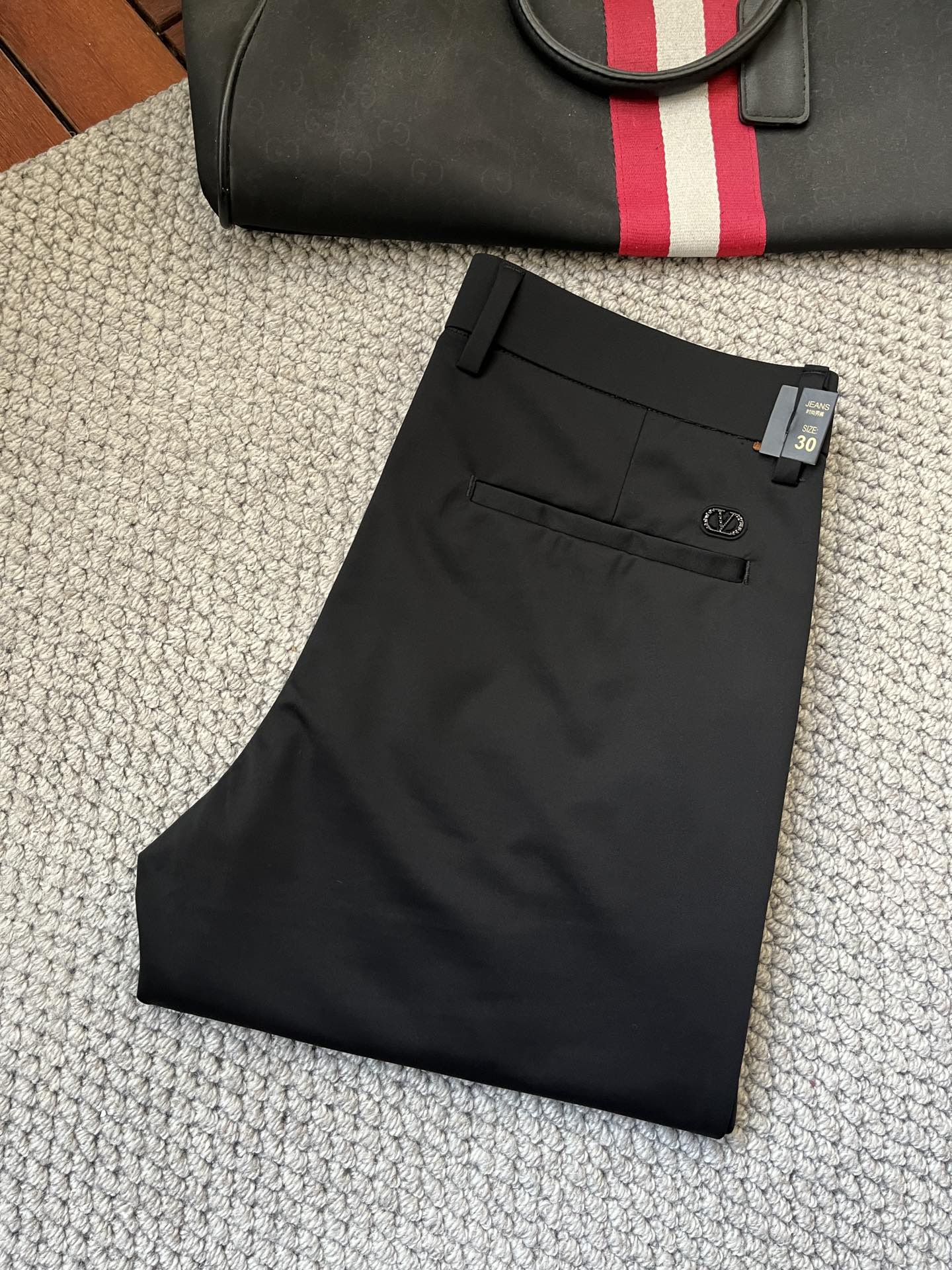 NO:135327,Valentino 2025ss Spring and Summer Counter hot-selling pants are synchronized with hot-selling pants. This season must be versatile styles. The upper body is extremely outstanding and super versatile. The original version is 1:1 replica. The latest fashion element design of the counter, imported fixed woven high-quality European cotton fabric, super good style, and a must-have for casual and fashionable!  Highly recommended model Size 29-38, valentino,alexander wang19860909华伦天奴2025ss春夏专柜同步爆款休闲裤,本季必入百搭款式,上身极为出挑,超级百搭款 ,原版1:1复刻 专柜最新时尚元素设计,进口定织高品质欧棉面料,版型超好,休闲时尚必备！强烈推荐款 尺码 29-38,,valentino,alexander wang,Men's clothing