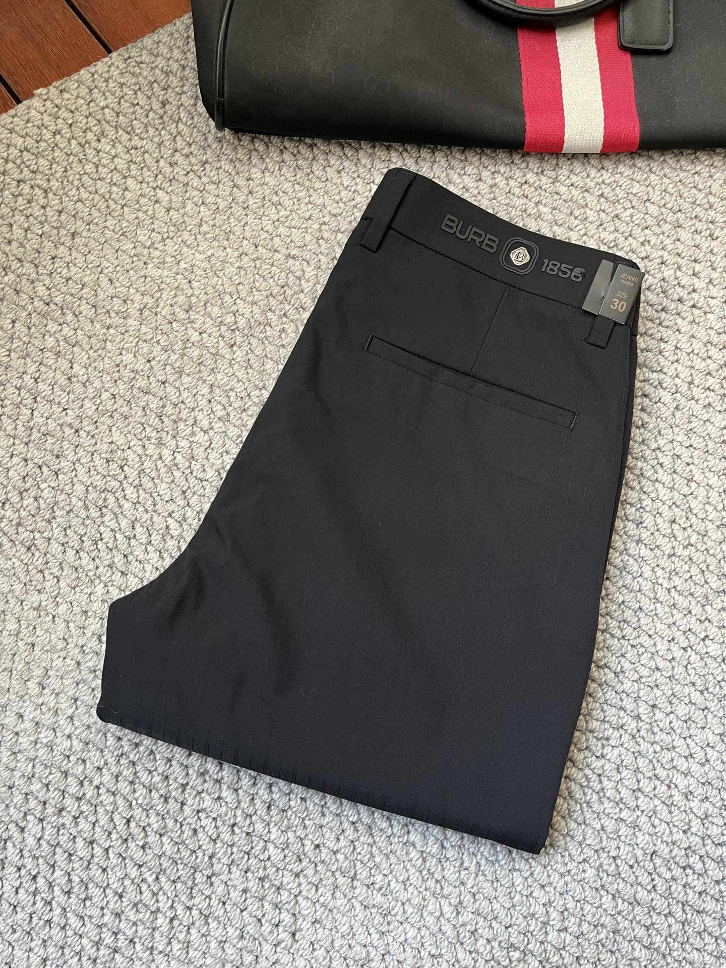 NO:135330,Burberry's 2025ss Spring and Summer counter has a hot casual pants. This season must be versatile styles. The upper body is extremely outstanding and super versatile. The original version is 1:1 replica. The latest fashion element design of the counter, imported fixed woven high-quality European cotton fabric, super good style, casual and fashionable must-have!  Highly recommended model Size 29-38, Burberry, alexander wang19860909巴宝莉 2025ss春夏专柜同步爆款休闲裤,本季必入百搭款式,上身极为出挑,超级百搭款 ,原版1:1复刻 专柜最新时尚元素设计,进口定织高品质欧棉面料,版型超好,休闲时尚必备！强烈推荐款 尺码 29-38,,burberry,alexander wang,Men's clothing