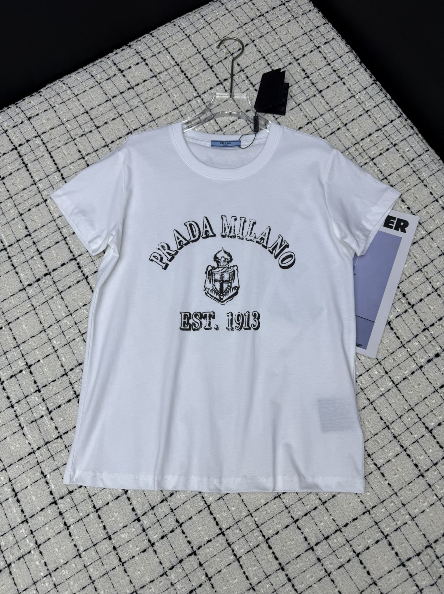 NO:331419,25 early spring new style, classic logo pattern printed short-sleeved T-shirt, white and black, a versatile must-have for everyone. Whether it is single or base, it is OK. The style and silhouette are just right. The whole hidden flesh makes you look slim and you will feel the visual. The printed logo is very exquisite. Two colors SML, T-shirt,tees, t-shirt,alexander wang1986090925早春新款 经典logo图案印花短袖T恤 白色和黑色 属于百搭的人手必备款 无论是单穿或者打底都OK 版型廓形剪裁恰到好处 一整个藏肉显瘦即视感 印花logo非常精致 两色SML,,T-shirt,tees，t-shirt,alexander wang,Women's clothing