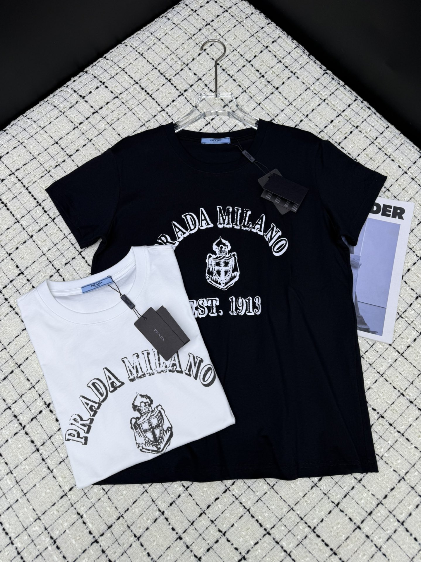 NO:331413,25 early spring new style, classic logo pattern printed short-sleeved T-shirt, white and black, a versatile must-have for everyone. Whether it is single or base, it is OK. The style and silhouette are just right. The whole hidden flesh makes you look slim and you will feel the visual. The printed logo is very exquisite. Two colors SML, T-shirt,tees, t-shirt,alexander wang1986090925早春新款 经典logo图案印花短袖T恤 白色和黑色 属于百搭的人手必备款 无论是单穿或者打底都OK 版型廓形剪裁恰到好处 一整个藏肉显瘦即视感 印花logo非常精致 两色SML,,T-shirt,tees，t-shirt,alexander wang,Women's clothing