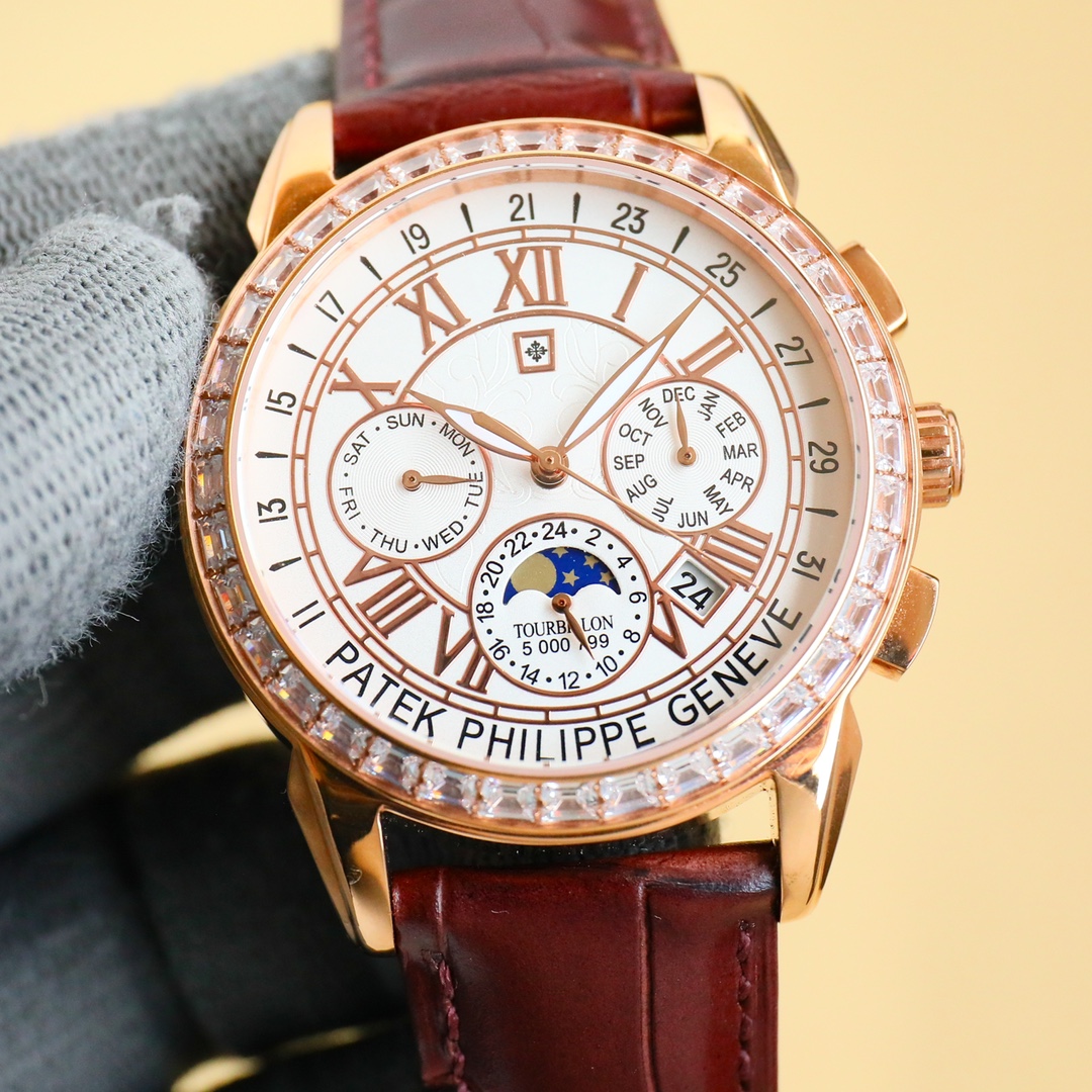 NO:147497,White and gold Patek Philippe's Patek Philippe made a stunning appearance. The 42mm watch diameter is suitable for the public men's handsets, which is very business-friendly and casual. It has a strong visual impact, making people unforgettable, and has a more beautiful sense of materiality. 1. It is matched with imported multi-functional movement [non-market ordinary domestic movement] (zero rework) function (24 hours, week/star/month) This watch has a power reserve of 38-48 hours. 2. Imported 316L stainless steel, using vacuum plating in 18k quality furnace!  3 Paired with exclusive custom square scale cowhide strap 4 wear-resistant scratch-resistant sapphire glass mirror!  530 meters of living waterproof level. Patek Philippe is simple but not simple!  The quality of real-life shooting is consistent, patek philippe,cowhide19860909白 金 百达翡丽Patek Philippe惊艳登场,42毫米的表径适配大众男性手寸,非常商务可亦休闲.视觉冲击力强,令人过目不忘,实物质感更加优美.  1搭配进口多功能机芯【非市场普通国产机芯】（零返修）功能（24小时,星期/星辰/月份）此腕表拥有38-48小时动力储备. 2进口316L精钢,采用18k品质炉内真空电镀！ 3搭配独家定制方形鳞纹牛皮表带 4耐磨防刮蓝宝石玻璃镜面！ 530米生活防水等级. 百达翡丽（Patek Philippe） 简约而不简单！实物拍摄品质如一,,patek philippe,cowhide,Watch