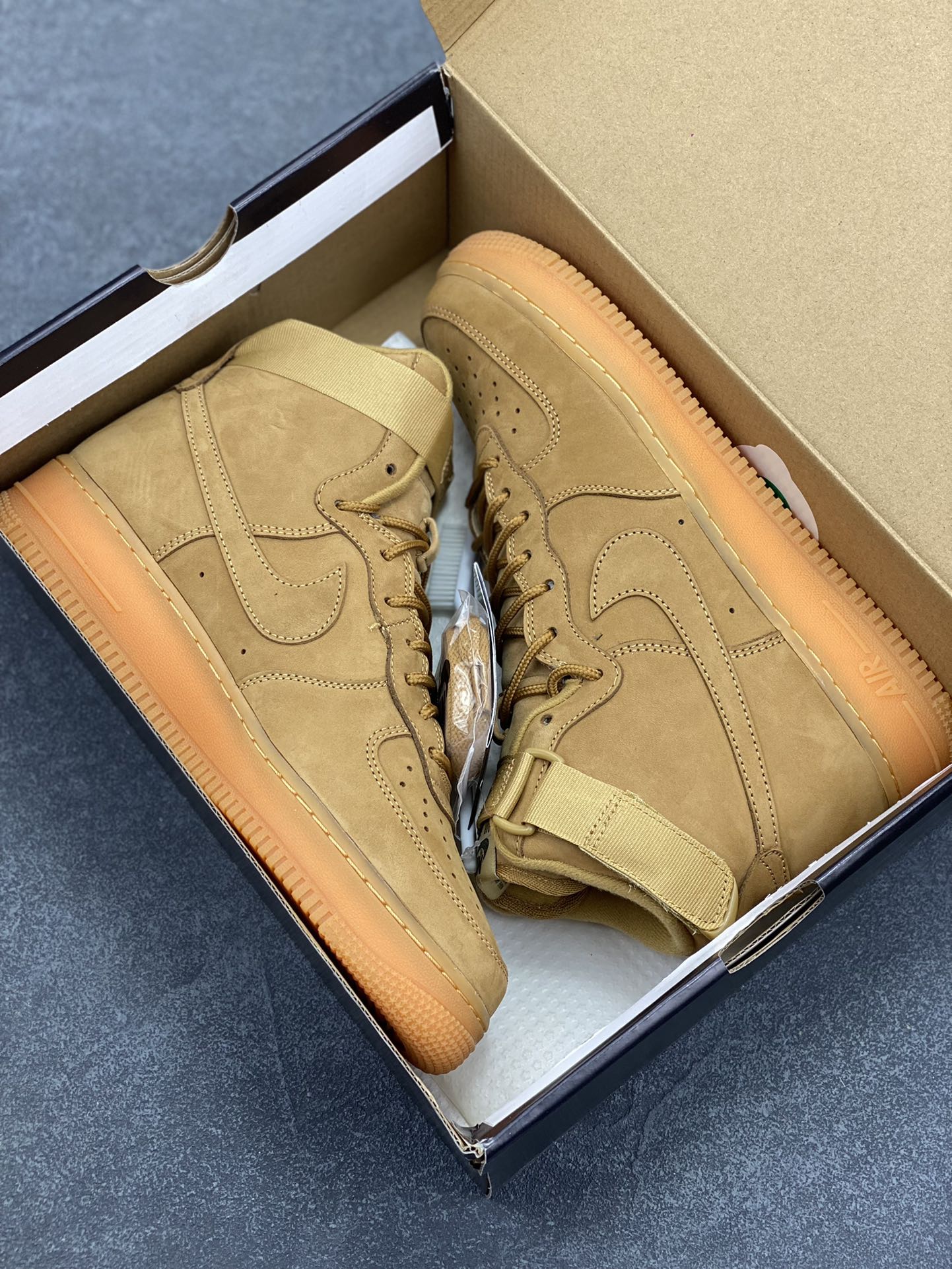 图片[9]-HY版本💯 Nike Air Force 1 Low 高帮小麦 空军一号运动休闲板鞋 原楦头原纸板 打造纯正空军版型#专注外贸渠道 全掌内置蜂窝气垫 #原盒配件 原厂中底钢印、拉帮完美 货号：882096-200 尺码：35.5 36 36.5 37.5 38 38.5 39 40 40.5 41 42 42.5 43 44 44.5 45 46 47-选品中心