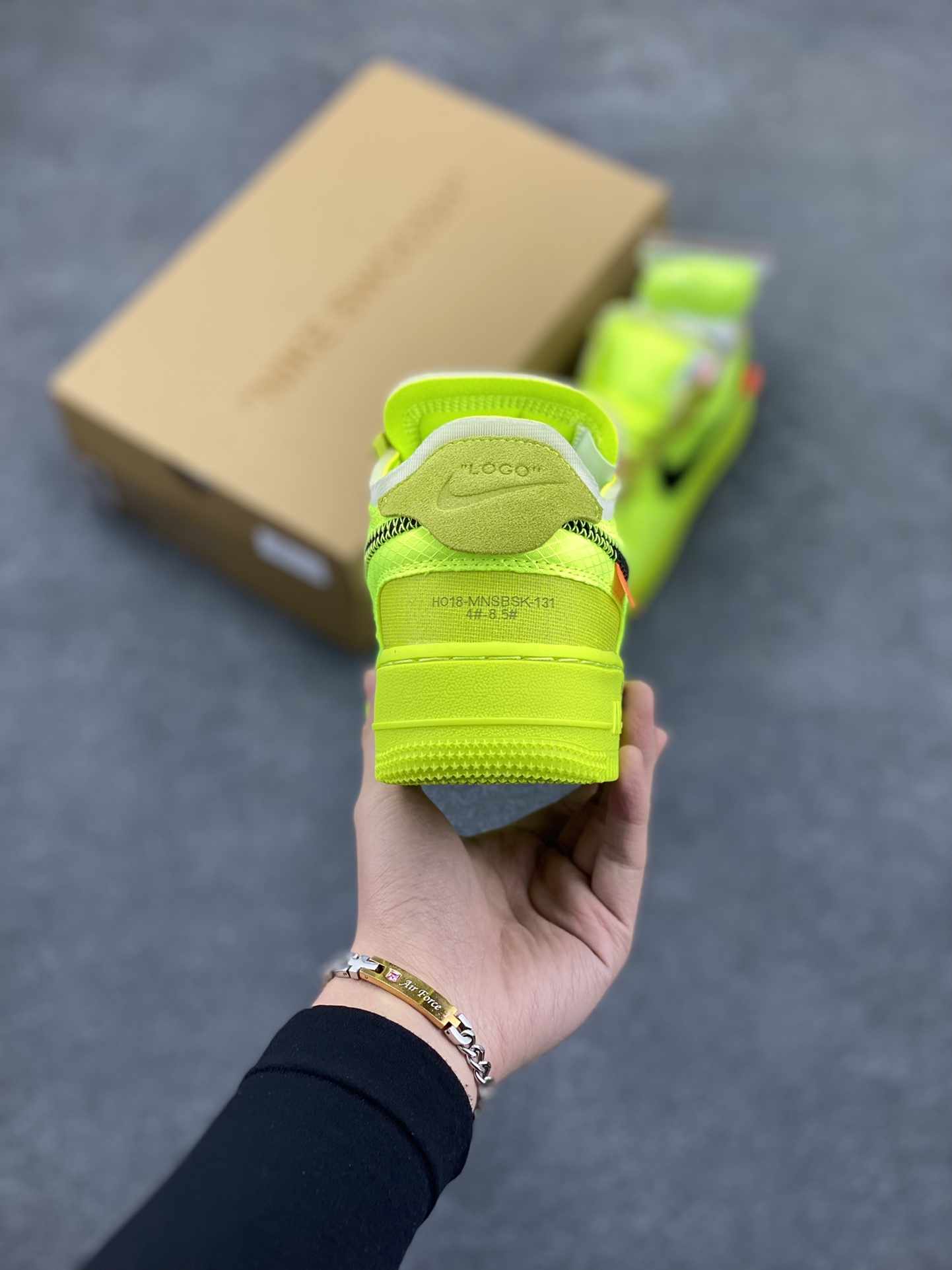 图片[4]-夺人眼球Off-White x Nike Air Force 1 Low \”Volt\” 2.0空军一号经典百搭低帮休闲运动板鞋“OW荧光绿黑”Off-White™与 NikeLab 最新打造的 Air Force 1 Low 全新配色「Volt」，Air Force 1 Low 的鞋身与中底将被换上夺目的荧光绿色调，以签名式的橘红色 “Zip-Tie” 和 “AIR” 字样点缀 货号：AO4606-700 尺码：36 36.5 37.5 38 38.5 39 40 40.5 41 42 42.5 43 44 44.5 45 46 47-选品中心