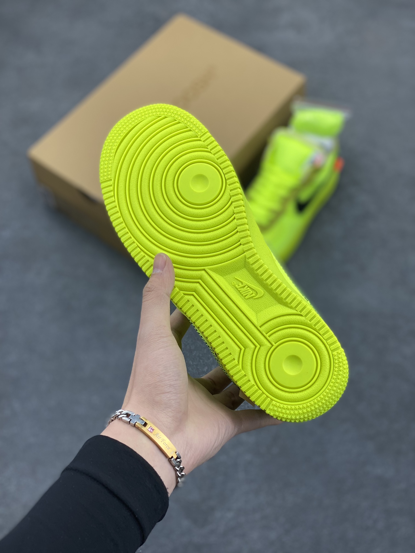 图片[5]-夺人眼球Off-White x Nike Air Force 1 Low \”Volt\” 2.0空军一号经典百搭低帮休闲运动板鞋“OW荧光绿黑”Off-White™与 NikeLab 最新打造的 Air Force 1 Low 全新配色「Volt」，Air Force 1 Low 的鞋身与中底将被换上夺目的荧光绿色调，以签名式的橘红色 “Zip-Tie” 和 “AIR” 字样点缀 货号：AO4606-700 尺码：36 36.5 37.5 38 38.5 39 40 40.5 41 42 42.5 43 44 44.5 45 46 47-选品中心