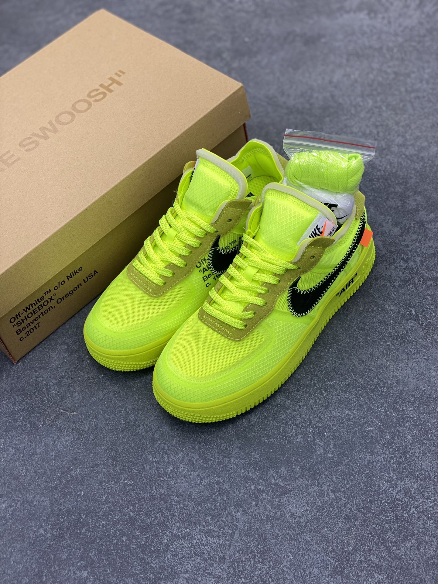 图片[8]-夺人眼球Off-White x Nike Air Force 1 Low \”Volt\” 2.0空军一号经典百搭低帮休闲运动板鞋“OW荧光绿黑”Off-White™与 NikeLab 最新打造的 Air Force 1 Low 全新配色「Volt」，Air Force 1 Low 的鞋身与中底将被换上夺目的荧光绿色调，以签名式的橘红色 “Zip-Tie” 和 “AIR” 字样点缀 货号：AO4606-700 尺码：36 36.5 37.5 38 38.5 39 40 40.5 41 42 42.5 43 44 44.5 45 46 47-选品中心