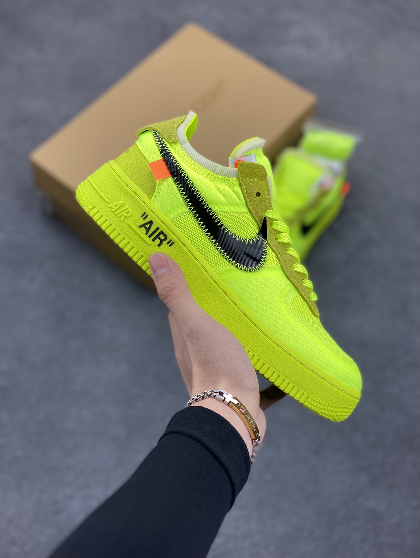 夺人眼球Off-White x Nike Air Force 1 Low \”Volt\” 2.0空军一号经典百搭低帮休闲运动板鞋“OW荧光绿黑”Off-White™与 NikeLab 最新打造的 Air Force 1 Low 全新配色「Volt」，Air Force 1 Low 的鞋身与中底将被换上夺目的荧光绿色调，以签名式的橘红色 “Zip-Tie” 和 “AIR” 字样点缀 货号：AO4606-700 尺码：36 36.5 37.5 38 38.5 39 40 40.5 41 42 42.5 43 44 44.5 45 46 47-选品中心