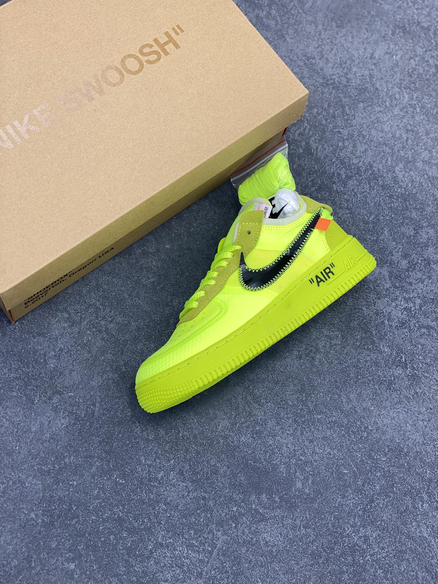 图片[7]-夺人眼球Off-White x Nike Air Force 1 Low \”Volt\” 2.0空军一号经典百搭低帮休闲运动板鞋“OW荧光绿黑”Off-White™与 NikeLab 最新打造的 Air Force 1 Low 全新配色「Volt」，Air Force 1 Low 的鞋身与中底将被换上夺目的荧光绿色调，以签名式的橘红色 “Zip-Tie” 和 “AIR” 字样点缀 货号：AO4606-700 尺码：36 36.5 37.5 38 38.5 39 40 40.5 41 42 42.5 43 44 44.5 45 46 47-选品中心