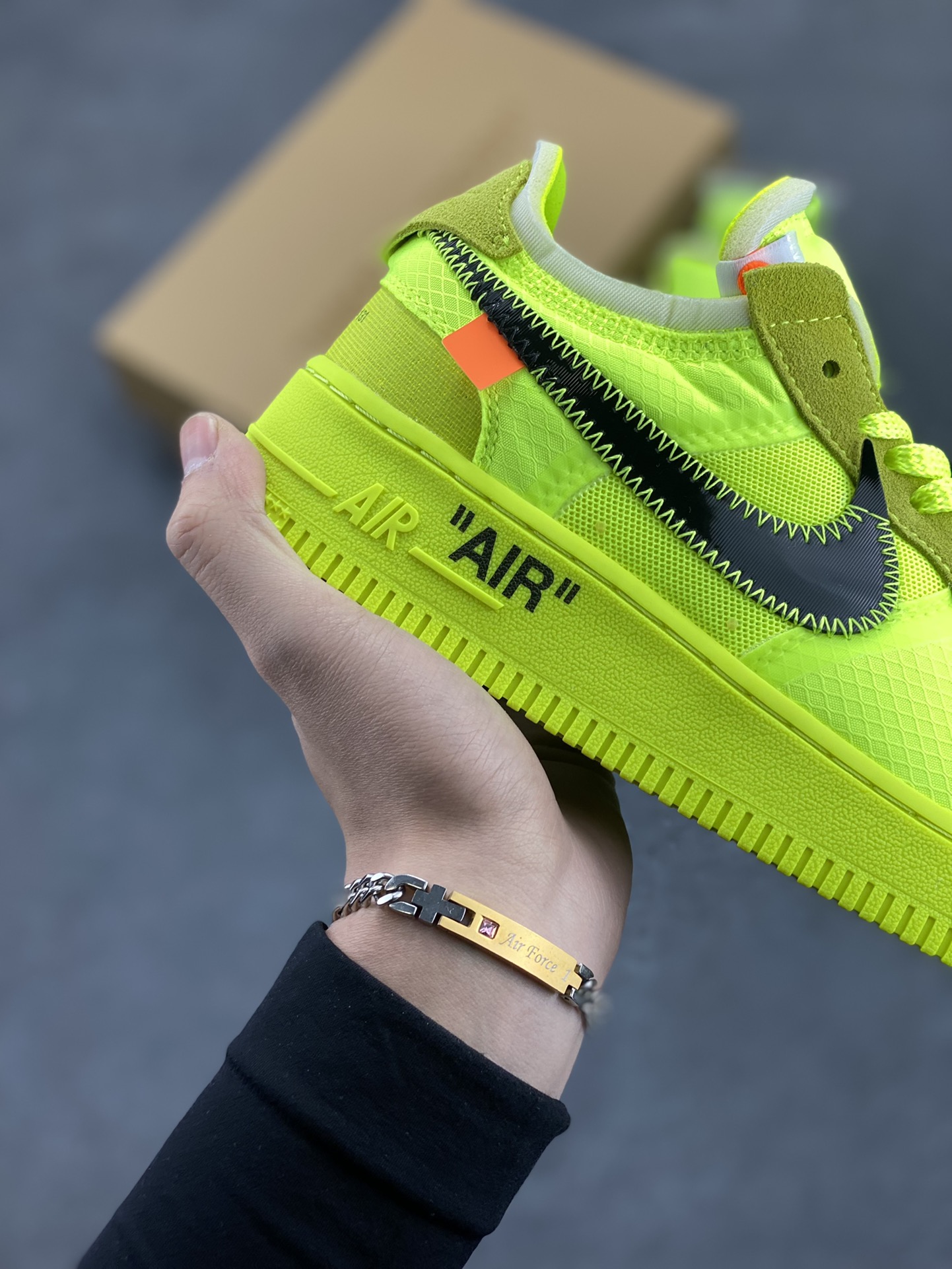 图片[6]-夺人眼球Off-White x Nike Air Force 1 Low \”Volt\” 2.0空军一号经典百搭低帮休闲运动板鞋“OW荧光绿黑”Off-White™与 NikeLab 最新打造的 Air Force 1 Low 全新配色「Volt」，Air Force 1 Low 的鞋身与中底将被换上夺目的荧光绿色调，以签名式的橘红色 “Zip-Tie” 和 “AIR” 字样点缀 货号：AO4606-700 尺码：36 36.5 37.5 38 38.5 39 40 40.5 41 42 42.5 43 44 44.5 45 46 47-选品中心