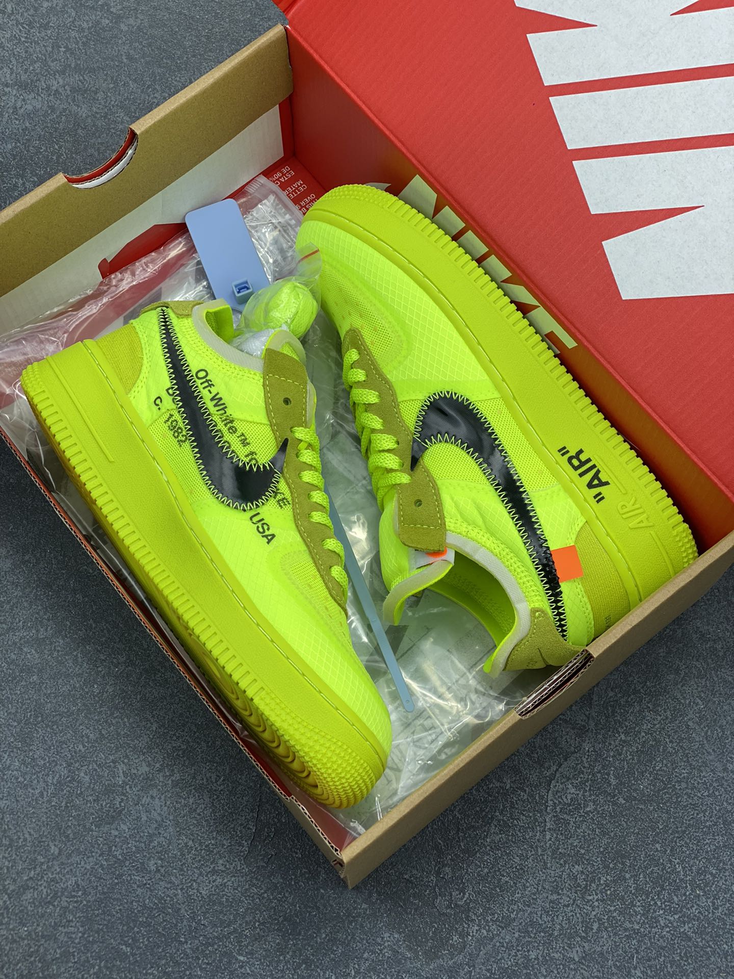 图片[9]-夺人眼球Off-White x Nike Air Force 1 Low \”Volt\” 2.0空军一号经典百搭低帮休闲运动板鞋“OW荧光绿黑”Off-White™与 NikeLab 最新打造的 Air Force 1 Low 全新配色「Volt」，Air Force 1 Low 的鞋身与中底将被换上夺目的荧光绿色调，以签名式的橘红色 “Zip-Tie” 和 “AIR” 字样点缀 货号：AO4606-700 尺码：36 36.5 37.5 38 38.5 39 40 40.5 41 42 42.5 43 44 44.5 45 46 47-选品中心