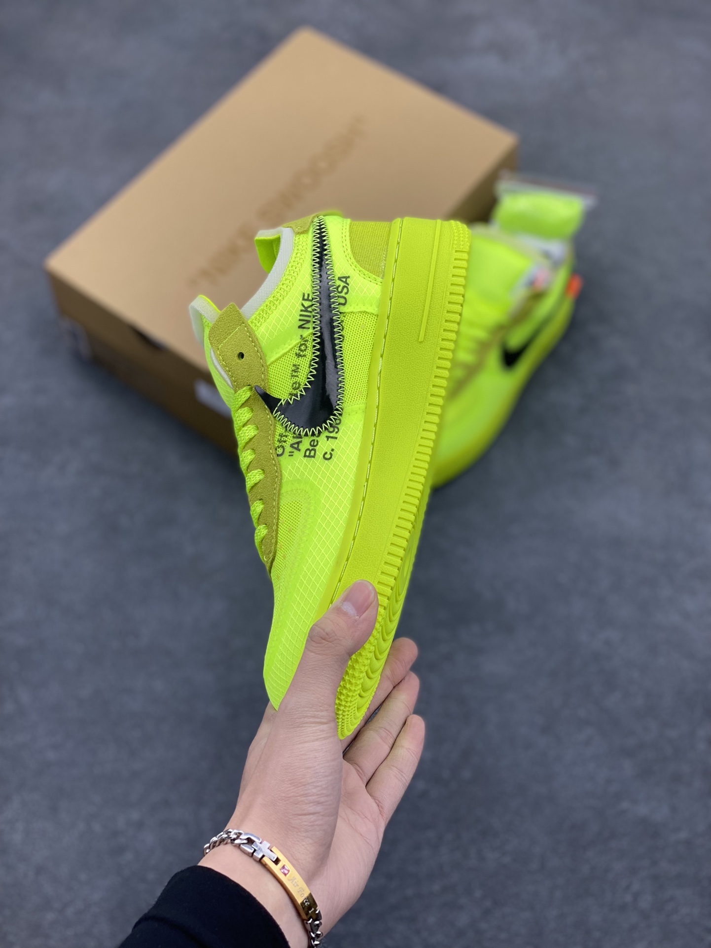 图片[3]-夺人眼球Off-White x Nike Air Force 1 Low \”Volt\” 2.0空军一号经典百搭低帮休闲运动板鞋“OW荧光绿黑”Off-White™与 NikeLab 最新打造的 Air Force 1 Low 全新配色「Volt」，Air Force 1 Low 的鞋身与中底将被换上夺目的荧光绿色调，以签名式的橘红色 “Zip-Tie” 和 “AIR” 字样点缀 货号：AO4606-700 尺码：36 36.5 37.5 38 38.5 39 40 40.5 41 42 42.5 43 44 44.5 45 46 47-选品中心