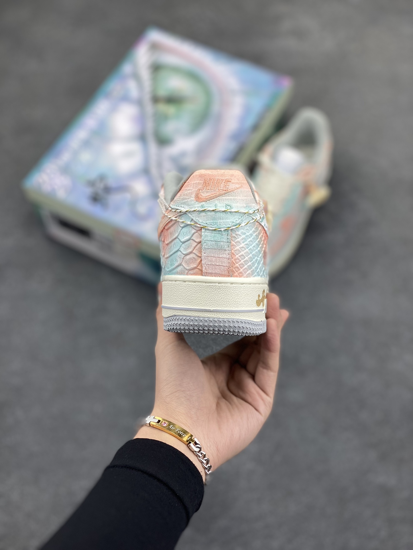 图片[4]-#CNY蛇年限定 Nike Air Force 1 ✨ Late Spring Rain” ✨“春迟雨” 礼盒装🎁空军一号低帮休闲运动板鞋  天际闷雷滚动，仿若蛰伏深渊的巨兽翻身，俄而，细密雨丝纷扬飘坠，宛如天女散花，却是清冷色调。雨滴轻叩大地，洇湿了泥土，唤醒泥土下蠢蠢欲动的精灵。蛇，这神秘的生灵，于生肖轮转中迎来属于它的限定时节  货号：DX2678-111  尺码：36 36.5 37.5 38 38.5 39 40 40.5 41 42 42.5 43 44 44.5 45-选品中心