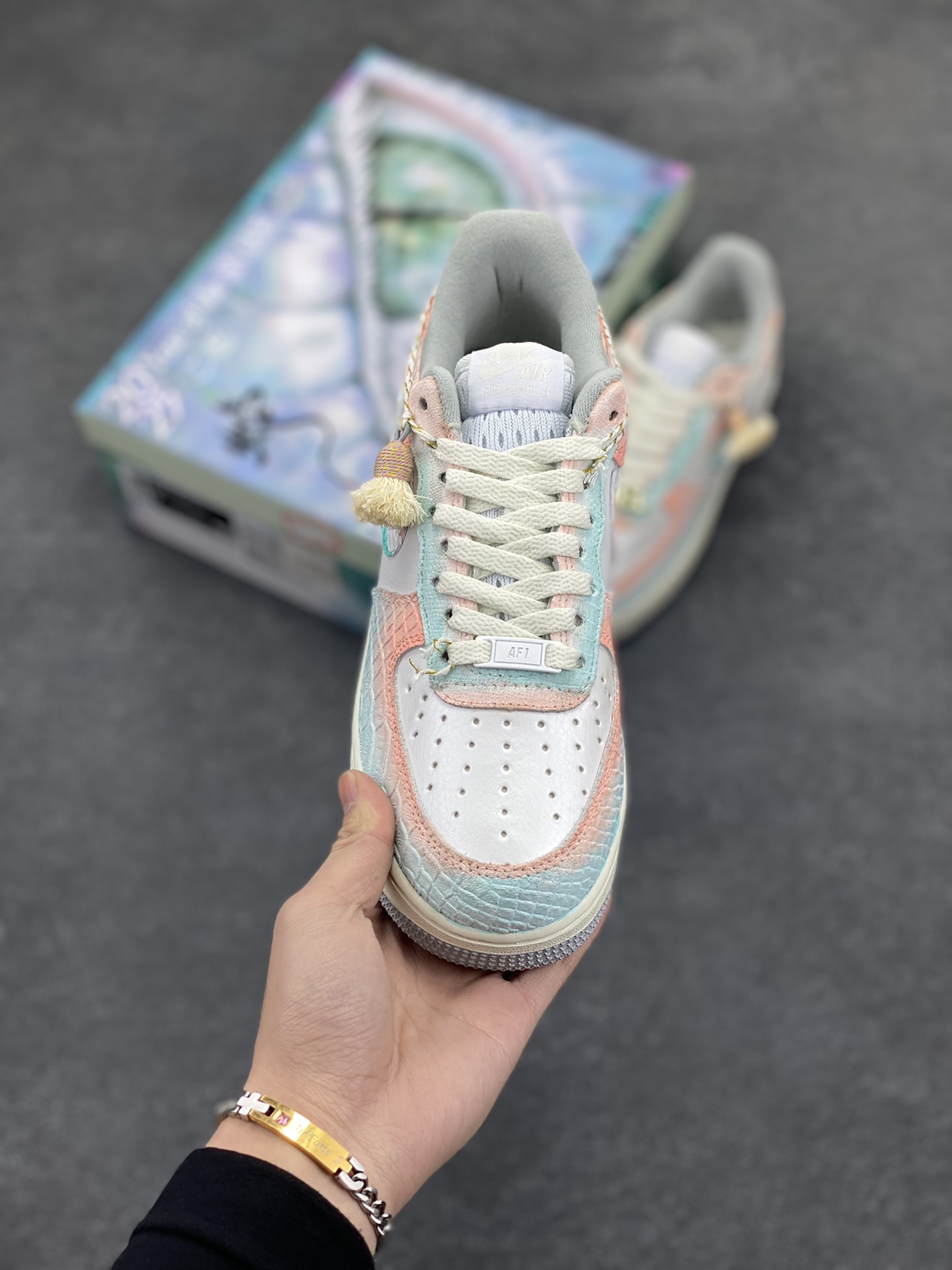 图片[2]-#CNY蛇年限定 Nike Air Force 1 ✨ Late Spring Rain” ✨“春迟雨” 礼盒装🎁空军一号低帮休闲运动板鞋  天际闷雷滚动，仿若蛰伏深渊的巨兽翻身，俄而，细密雨丝纷扬飘坠，宛如天女散花，却是清冷色调。雨滴轻叩大地，洇湿了泥土，唤醒泥土下蠢蠢欲动的精灵。蛇，这神秘的生灵，于生肖轮转中迎来属于它的限定时节  货号：DX2678-111  尺码：36 36.5 37.5 38 38.5 39 40 40.5 41 42 42.5 43 44 44.5 45-选品中心