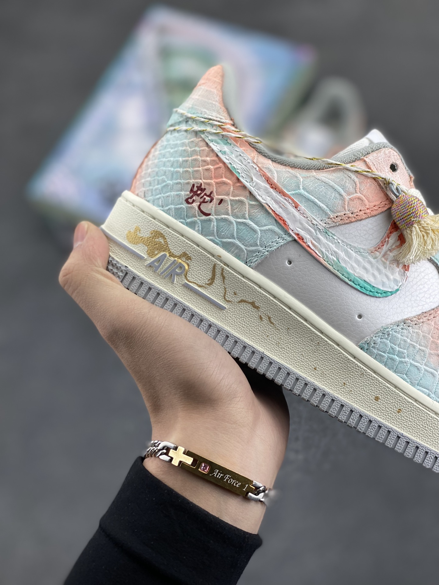 图片[6]-#CNY蛇年限定 Nike Air Force 1 ✨ Late Spring Rain” ✨“春迟雨” 礼盒装🎁空军一号低帮休闲运动板鞋  天际闷雷滚动，仿若蛰伏深渊的巨兽翻身，俄而，细密雨丝纷扬飘坠，宛如天女散花，却是清冷色调。雨滴轻叩大地，洇湿了泥土，唤醒泥土下蠢蠢欲动的精灵。蛇，这神秘的生灵，于生肖轮转中迎来属于它的限定时节  货号：DX2678-111  尺码：36 36.5 37.5 38 38.5 39 40 40.5 41 42 42.5 43 44 44.5 45-选品中心