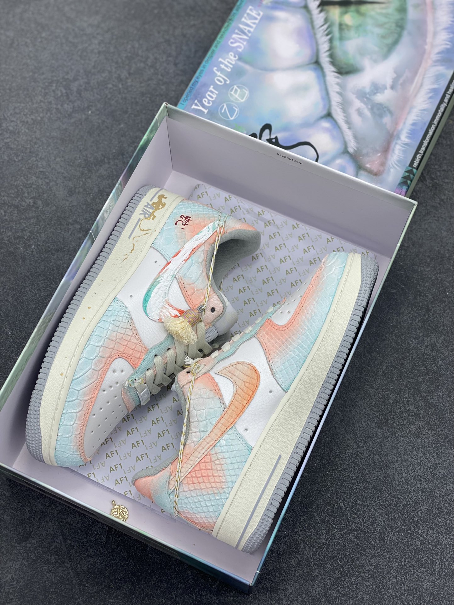 图片[9]-#CNY蛇年限定 Nike Air Force 1 ✨ Late Spring Rain” ✨“春迟雨” 礼盒装🎁空军一号低帮休闲运动板鞋  天际闷雷滚动，仿若蛰伏深渊的巨兽翻身，俄而，细密雨丝纷扬飘坠，宛如天女散花，却是清冷色调。雨滴轻叩大地，洇湿了泥土，唤醒泥土下蠢蠢欲动的精灵。蛇，这神秘的生灵，于生肖轮转中迎来属于它的限定时节  货号：DX2678-111  尺码：36 36.5 37.5 38 38.5 39 40 40.5 41 42 42.5 43 44 44.5 45-选品中心