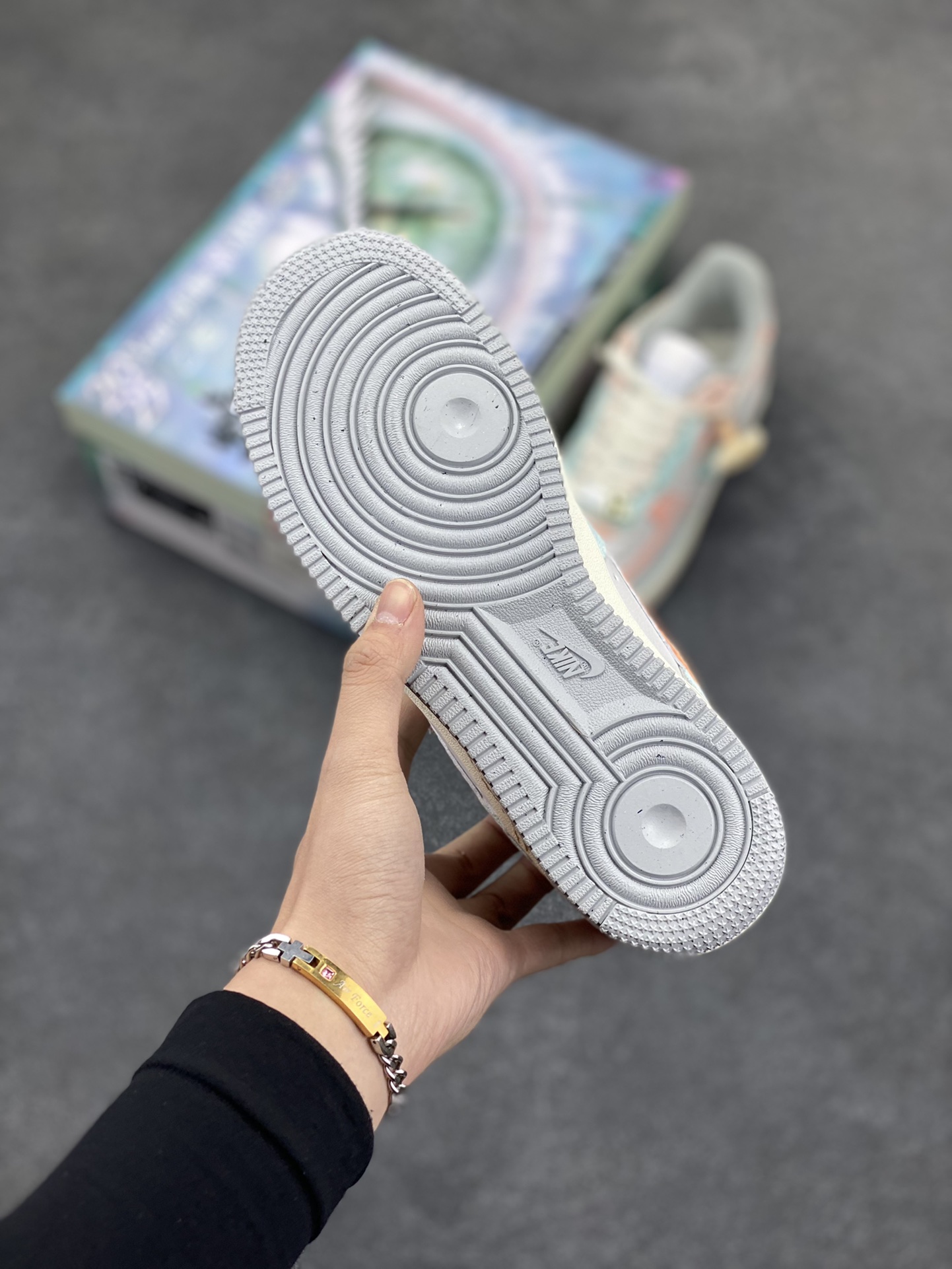 图片[5]-#CNY蛇年限定 Nike Air Force 1 ✨ Late Spring Rain” ✨“春迟雨” 礼盒装🎁空军一号低帮休闲运动板鞋  天际闷雷滚动，仿若蛰伏深渊的巨兽翻身，俄而，细密雨丝纷扬飘坠，宛如天女散花，却是清冷色调。雨滴轻叩大地，洇湿了泥土，唤醒泥土下蠢蠢欲动的精灵。蛇，这神秘的生灵，于生肖轮转中迎来属于它的限定时节  货号：DX2678-111  尺码：36 36.5 37.5 38 38.5 39 40 40.5 41 42 42.5 43 44 44.5 45-选品中心