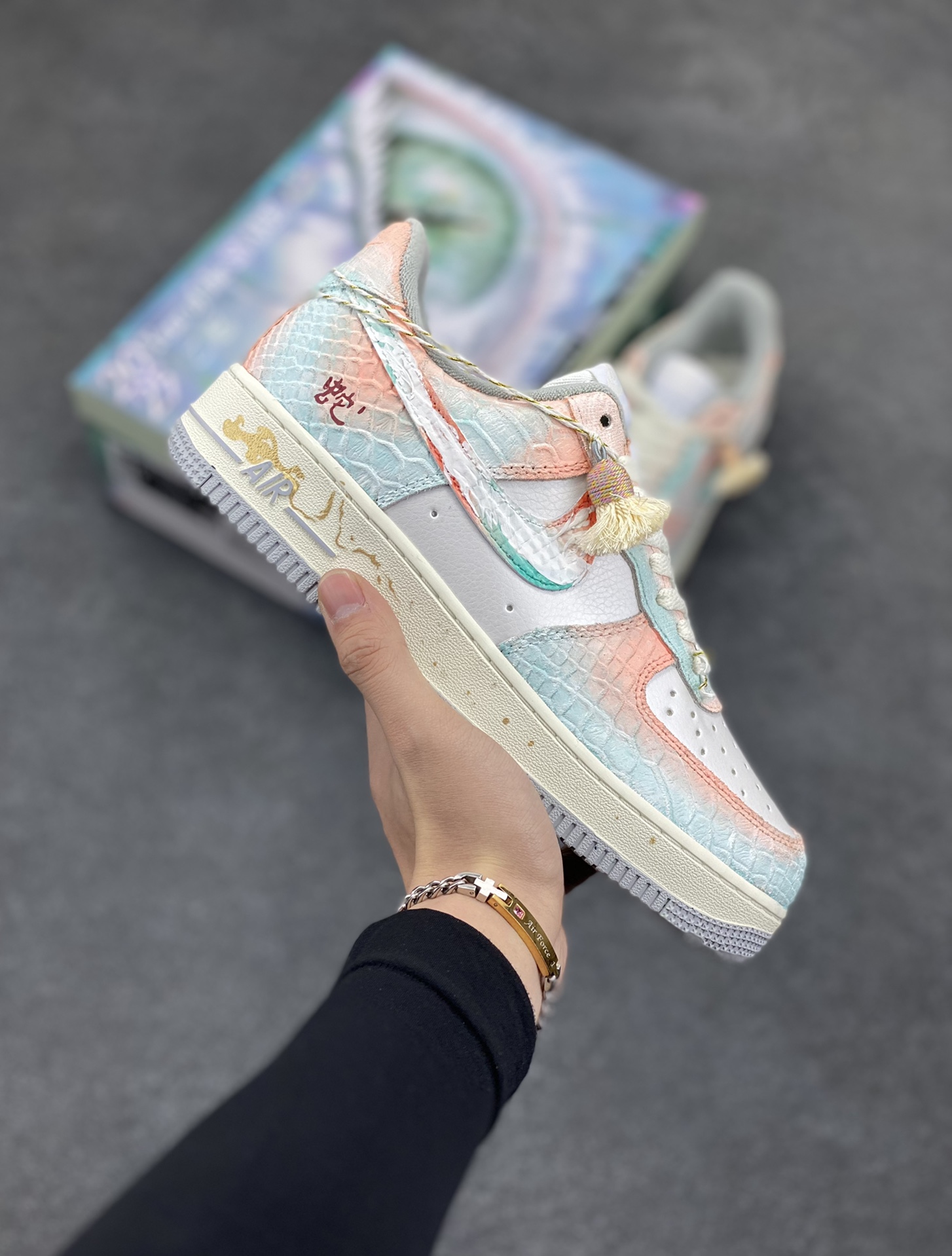 #CNY蛇年限定 Nike Air Force 1 ✨ Late Spring Rain” ✨“春迟雨” 礼盒装🎁空军一号低帮休闲运动板鞋  天际闷雷滚动，仿若蛰伏深渊的巨兽翻身，俄而，细密雨丝纷扬飘坠，宛如天女散花，却是清冷色调。雨滴轻叩大地，洇湿了泥土，唤醒泥土下蠢蠢欲动的精灵。蛇，这神秘的生灵，于生肖轮转中迎来属于它的限定时节  货号：DX2678-111  尺码：36 36.5 37.5 38 38.5 39 40 40.5 41 42 42.5 43 44 44.5 45-选品中心