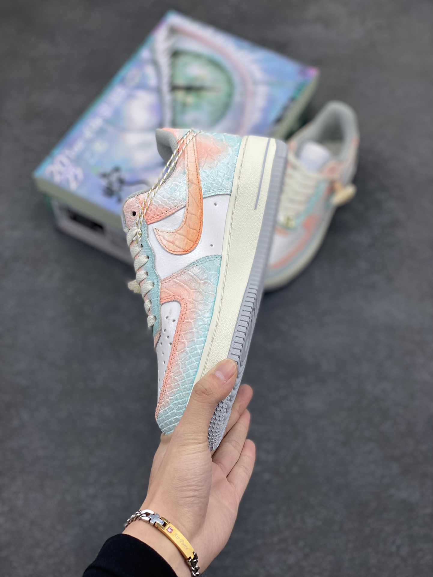 图片[3]-#CNY蛇年限定 Nike Air Force 1 ✨ Late Spring Rain” ✨“春迟雨” 礼盒装🎁空军一号低帮休闲运动板鞋  天际闷雷滚动，仿若蛰伏深渊的巨兽翻身，俄而，细密雨丝纷扬飘坠，宛如天女散花，却是清冷色调。雨滴轻叩大地，洇湿了泥土，唤醒泥土下蠢蠢欲动的精灵。蛇，这神秘的生灵，于生肖轮转中迎来属于它的限定时节  货号：DX2678-111  尺码：36 36.5 37.5 38 38.5 39 40 40.5 41 42 42.5 43 44 44.5 45-选品中心