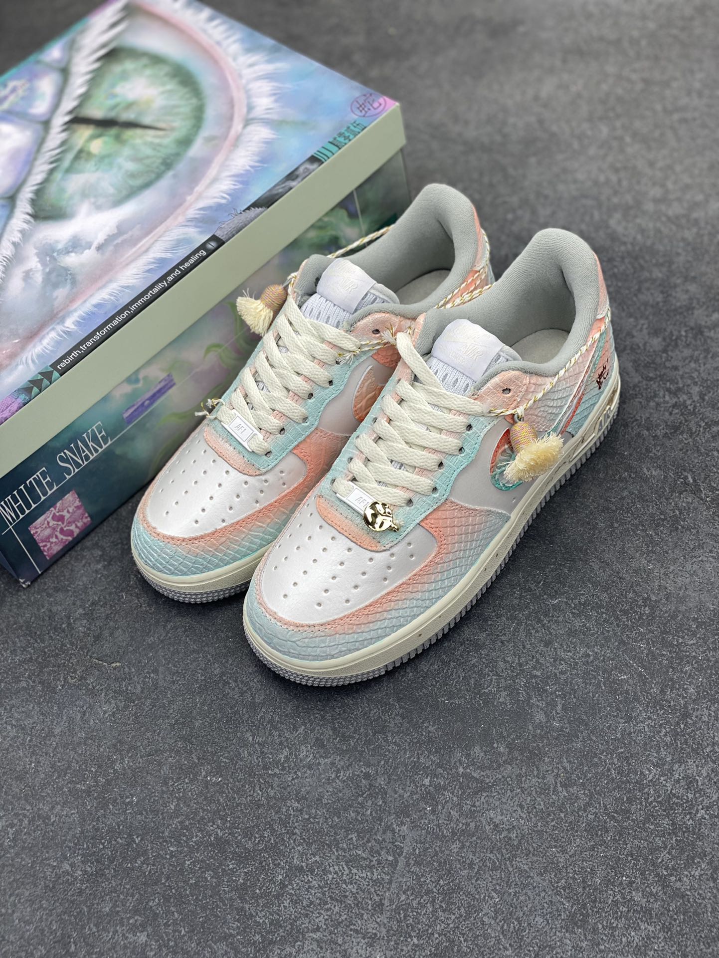 图片[8]-#CNY蛇年限定 Nike Air Force 1 ✨ Late Spring Rain” ✨“春迟雨” 礼盒装🎁空军一号低帮休闲运动板鞋  天际闷雷滚动，仿若蛰伏深渊的巨兽翻身，俄而，细密雨丝纷扬飘坠，宛如天女散花，却是清冷色调。雨滴轻叩大地，洇湿了泥土，唤醒泥土下蠢蠢欲动的精灵。蛇，这神秘的生灵，于生肖轮转中迎来属于它的限定时节  货号：DX2678-111  尺码：36 36.5 37.5 38 38.5 39 40 40.5 41 42 42.5 43 44 44.5 45-选品中心