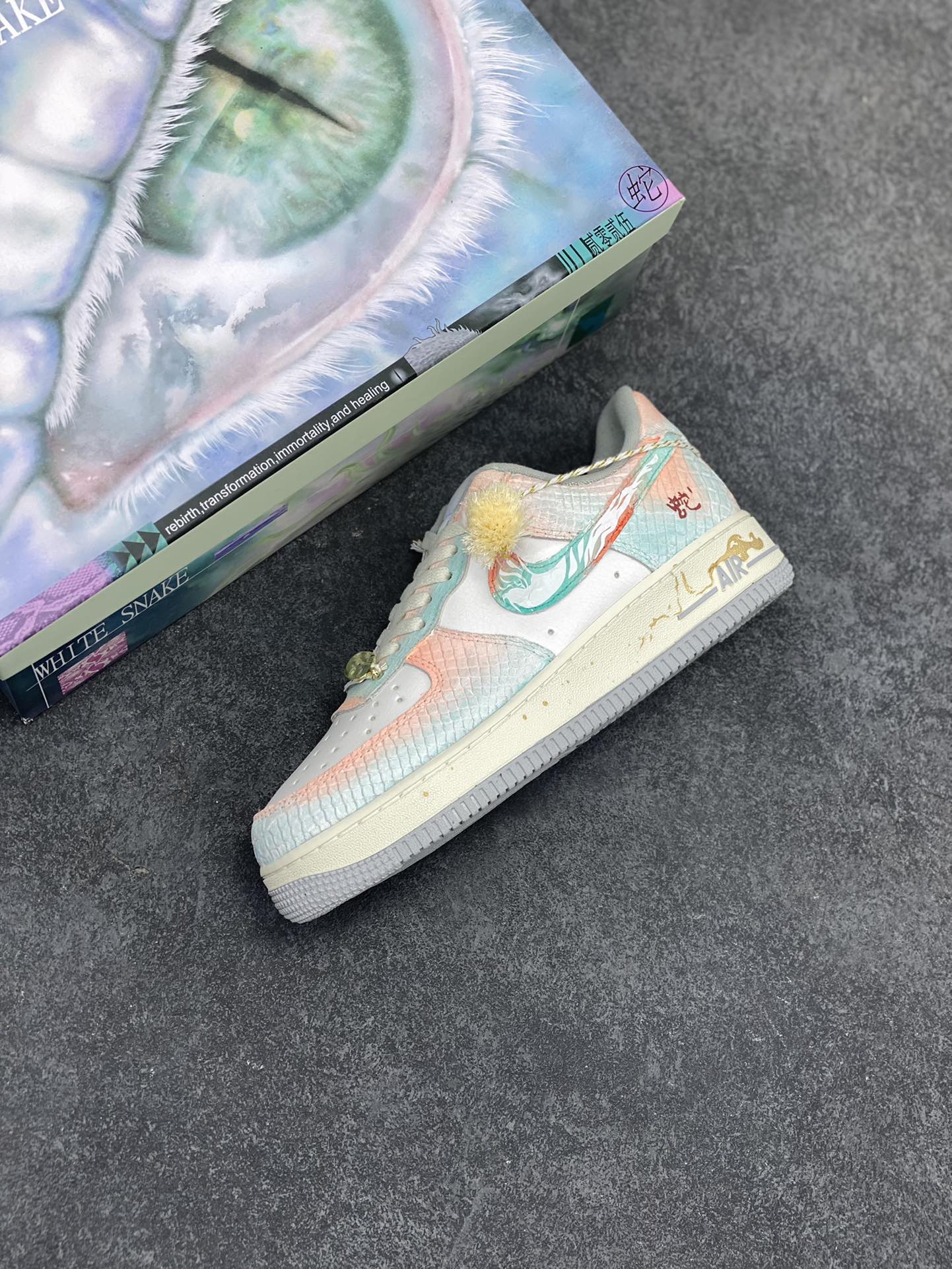 图片[7]-#CNY蛇年限定 Nike Air Force 1 ✨ Late Spring Rain” ✨“春迟雨” 礼盒装🎁空军一号低帮休闲运动板鞋  天际闷雷滚动，仿若蛰伏深渊的巨兽翻身，俄而，细密雨丝纷扬飘坠，宛如天女散花，却是清冷色调。雨滴轻叩大地，洇湿了泥土，唤醒泥土下蠢蠢欲动的精灵。蛇，这神秘的生灵，于生肖轮转中迎来属于它的限定时节  货号：DX2678-111  尺码：36 36.5 37.5 38 38.5 39 40 40.5 41 42 42.5 43 44 44.5 45-选品中心