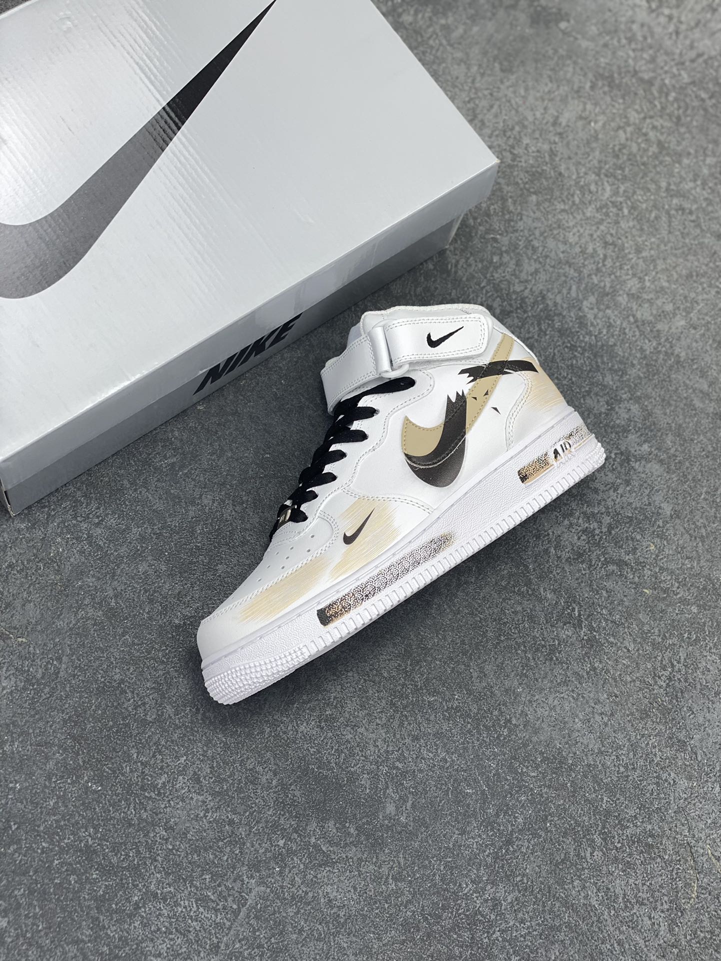 图片[7]-Nike Air Force 1 Low’07 断勾 喷绘 空军一号中帮休闲板鞋 定制皮料 原厂3D打印 定制鞋盒 原楦原纸板 纯正空军版型 内置全掌气垫 货号：ZH0316-058 尺码：36 36.5 37.5 38 38.5 39 40 40.5 41 42 42.5 43 44 44.5 45-选品中心