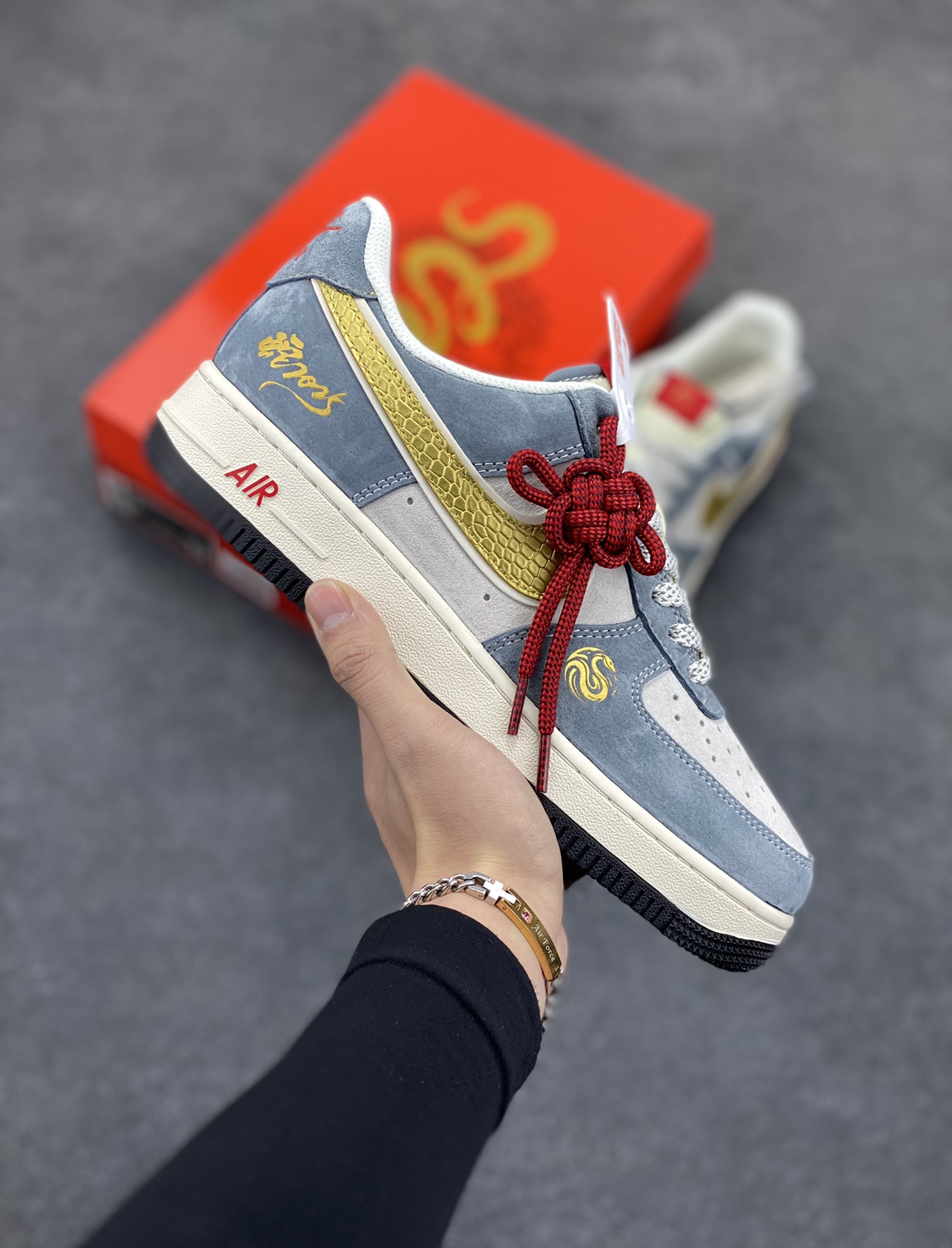 NIke Air Force 1 \’07 Low “蛇年限定–金蛇鳞”空军一号 低帮 运动鞋 休闲鞋 折边针车 工艺难度大 原楦头原纸板 原装鞋盒 定制五金配件 内置全掌气垫 原厂鞋底 货号:XZ2025-688 尺码:36 36.5 37.5 38 38.5 39 40 40.5 41 42 42.5 43 44 44.5 45-选品中心