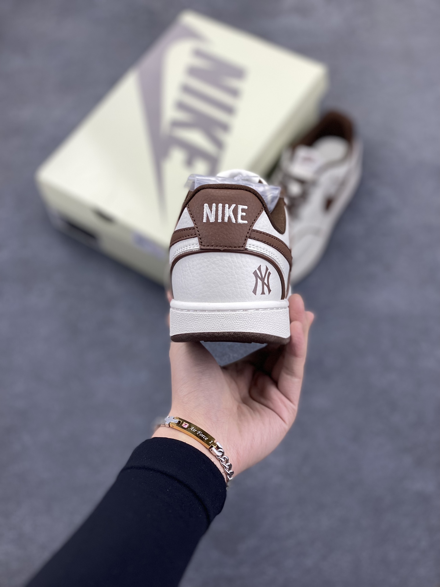 图片[4]-海外爆款 ZP订单 NIKE EBERNON Low prm 小空军低帮百搭透气休闲运动板鞋 独家头层版本 原数据独家私模大底 纯正版型 清洁度完美 货号：FD5188-127 尺码：36 36.5 37.5 38 38.5 39 40 40.5 41 42 42.5 43 44 44.5 45-选品中心