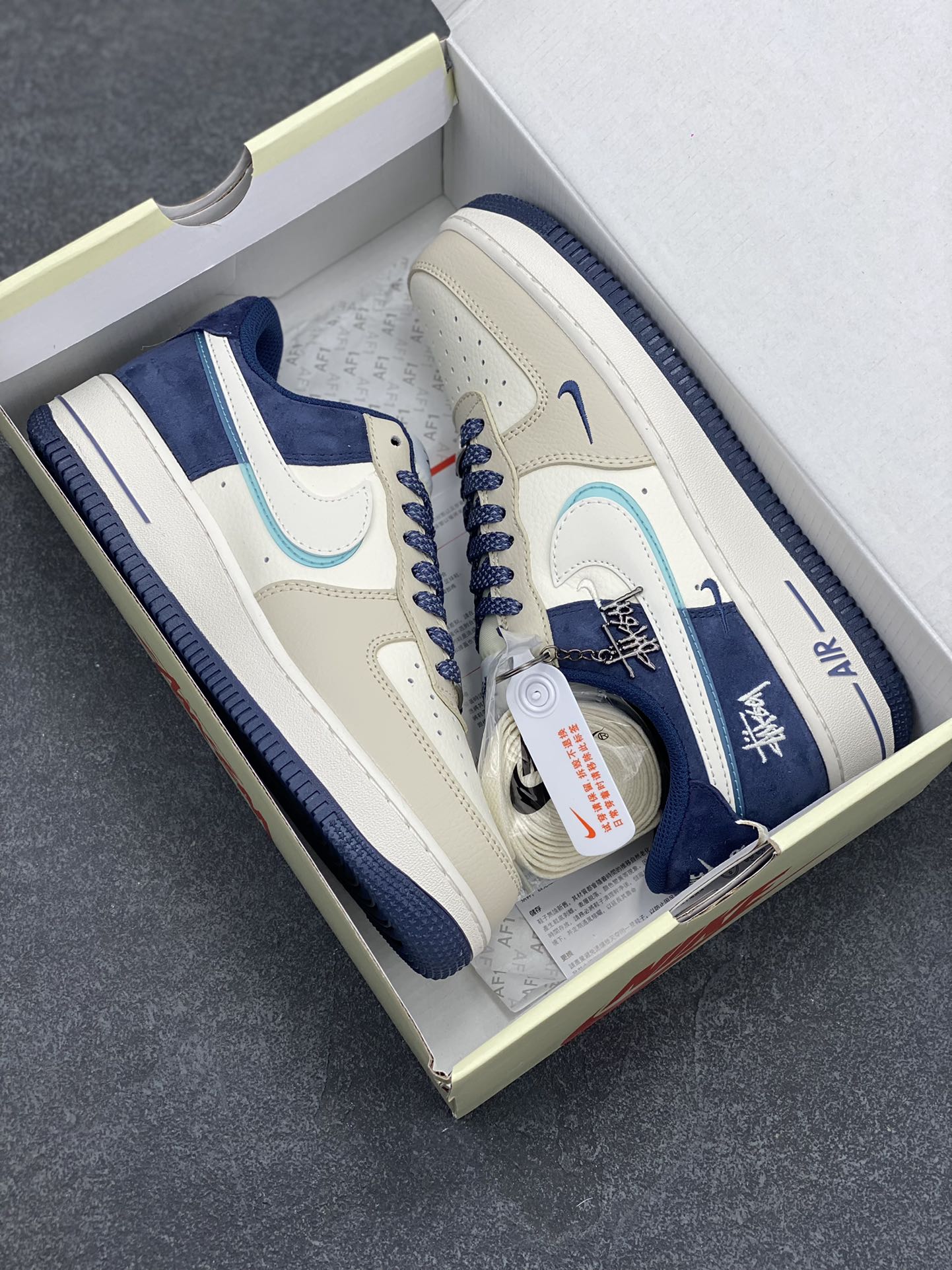 图片[9]-NIke Air Force 1 \’07 Low “斯图西联名–青白透明勾”空军一号 低帮 运动鞋 休闲鞋 折边针车 工艺难度大 原楦头原纸板 原装鞋盒 定制五金配件 内置全掌气垫 原厂鞋底 货号：DM6688-055 尺码：36 36.5 37.5 38 38.5 39 40 40.5 41 42 42.5 43 44 44.5 45-选品中心