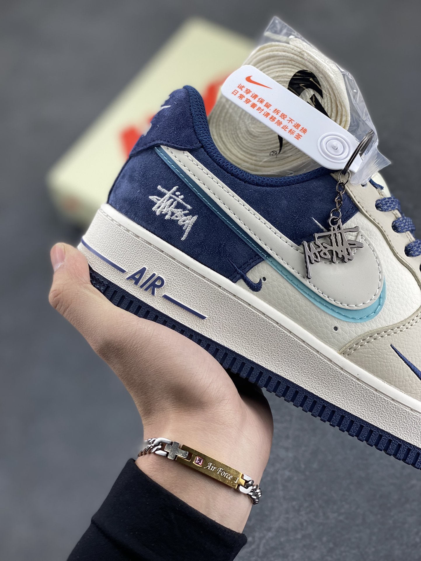 图片[6]-NIke Air Force 1 \’07 Low “斯图西联名–青白透明勾”空军一号 低帮 运动鞋 休闲鞋 折边针车 工艺难度大 原楦头原纸板 原装鞋盒 定制五金配件 内置全掌气垫 原厂鞋底 货号：DM6688-055 尺码：36 36.5 37.5 38 38.5 39 40 40.5 41 42 42.5 43 44 44.5 45-选品中心