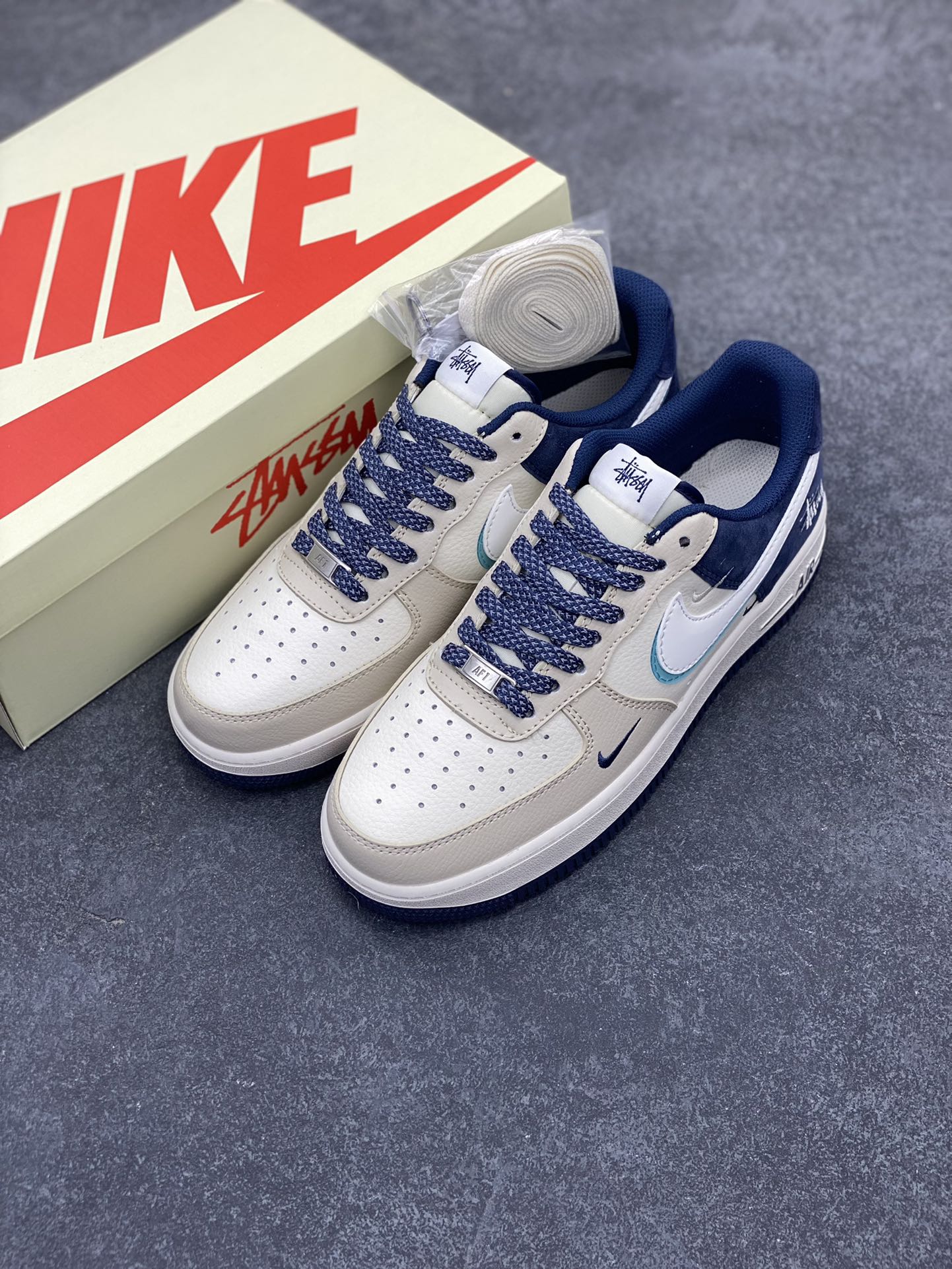 图片[8]-NIke Air Force 1 \’07 Low “斯图西联名–青白透明勾”空军一号 低帮 运动鞋 休闲鞋 折边针车 工艺难度大 原楦头原纸板 原装鞋盒 定制五金配件 内置全掌气垫 原厂鞋底 货号：DM6688-055 尺码：36 36.5 37.5 38 38.5 39 40 40.5 41 42 42.5 43 44 44.5 45-选品中心